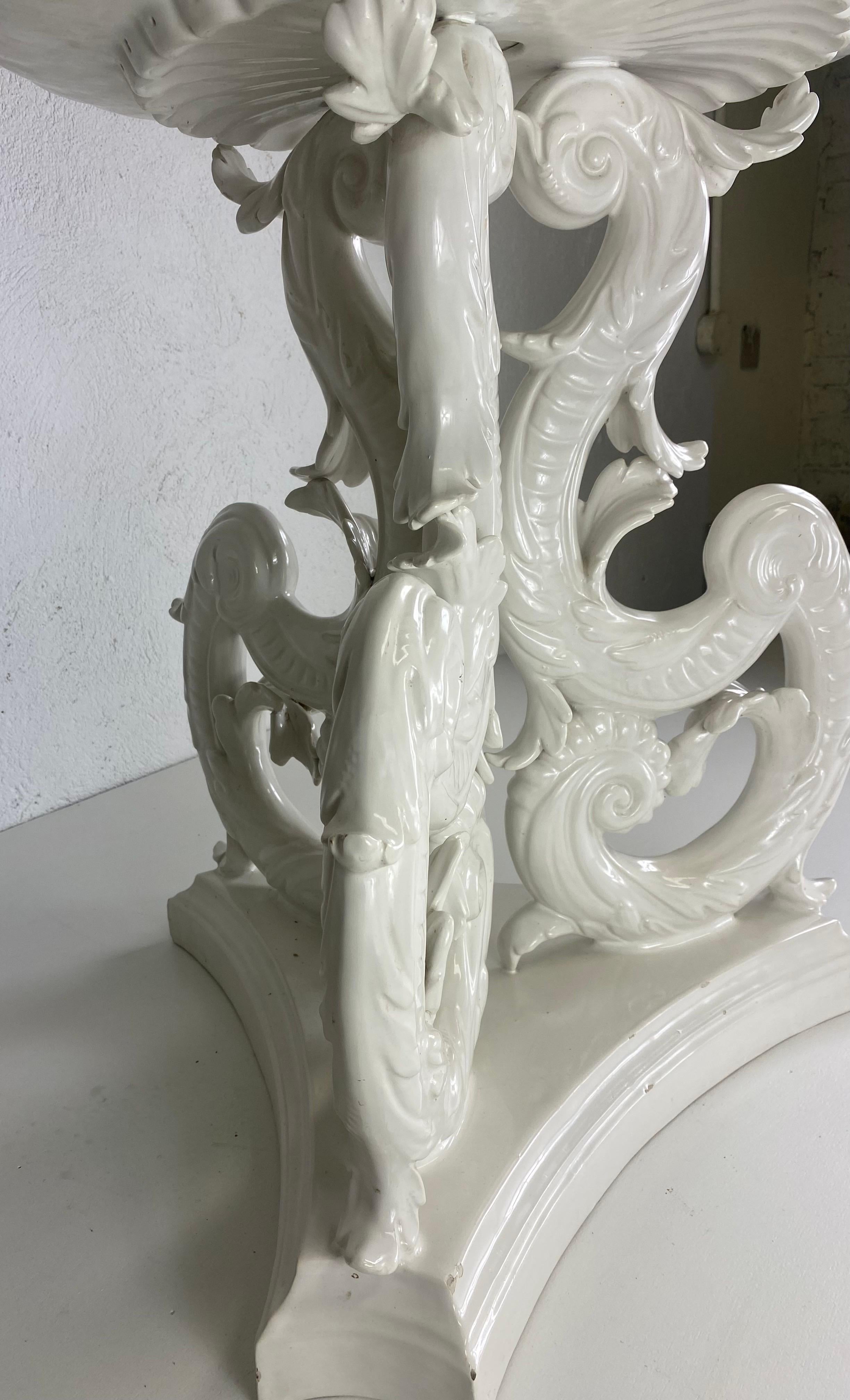Il s'agit d'une énorme jardinière en terre cuite blanc de chin de style rococo, fabriquée en Italie. Cette magnifique jardinière en terre cuite fabriquée à la main présente un design rococo élaboré pour la base et une grande plate-forme festonnée au