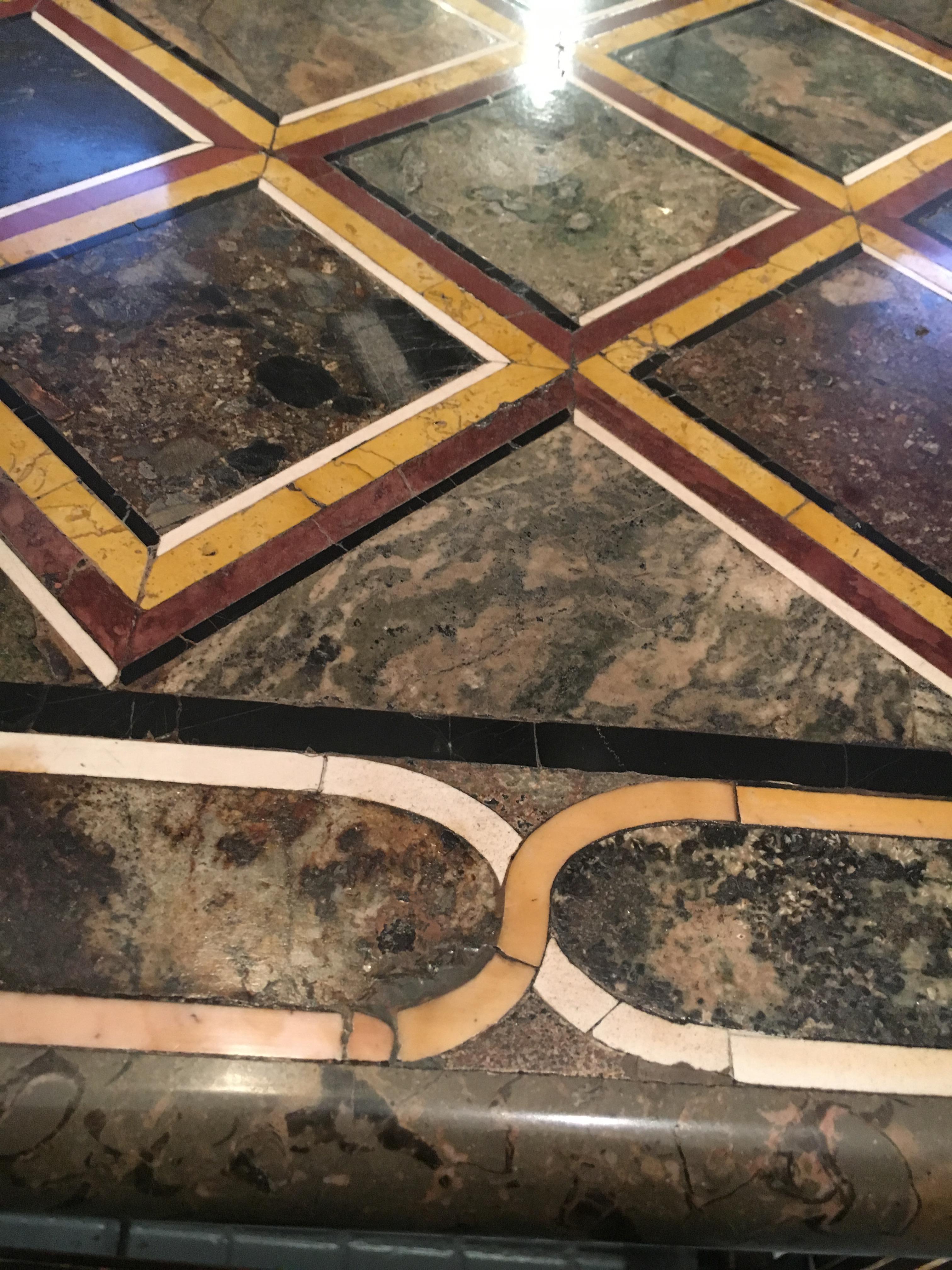 Magnifico tavolo da centro italiano del XVIII secolo in vendita 3