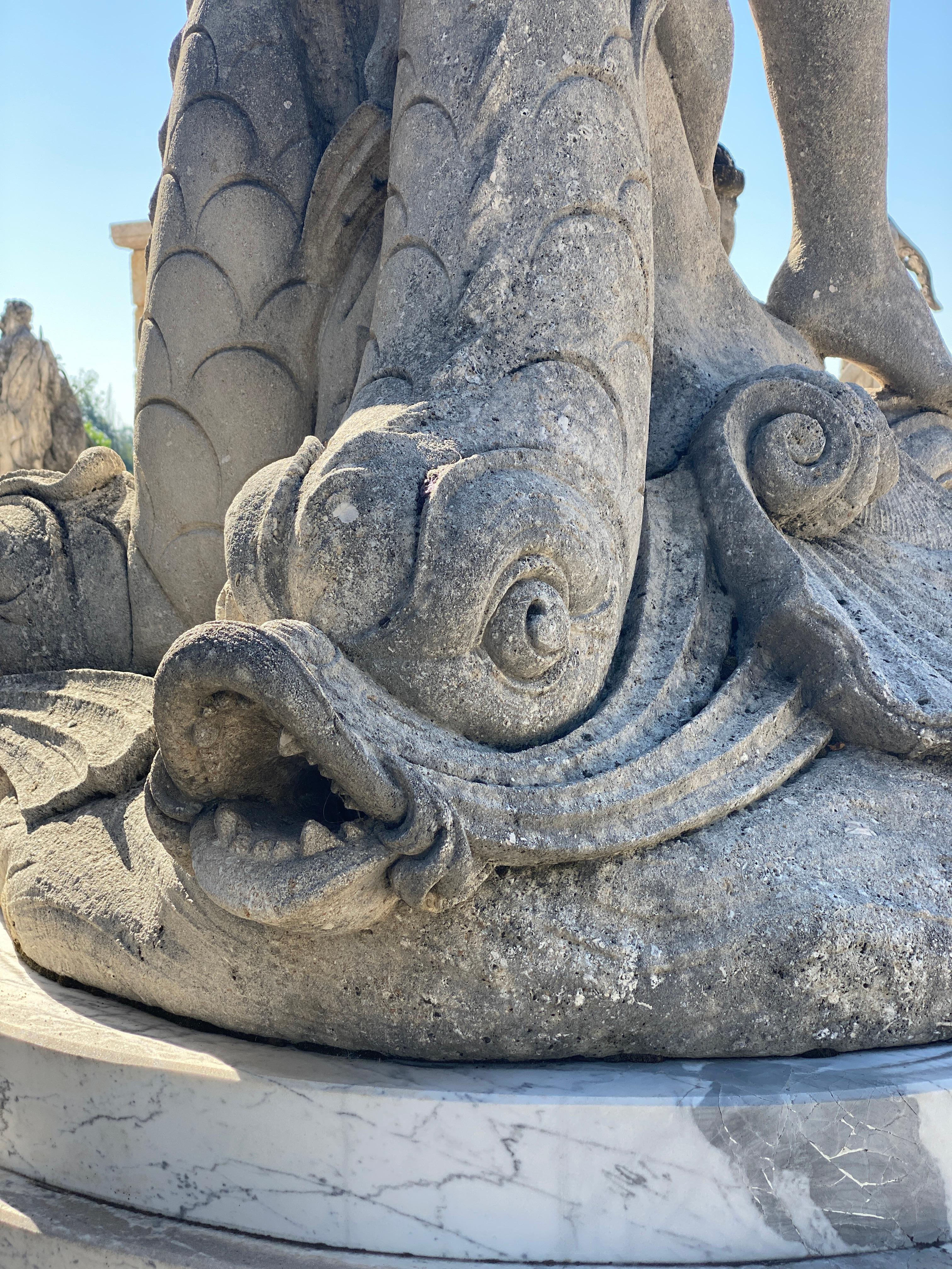 Prächtige italienische Brunnenskulptur einer Göttin mit Delphinen  im Angebot 4