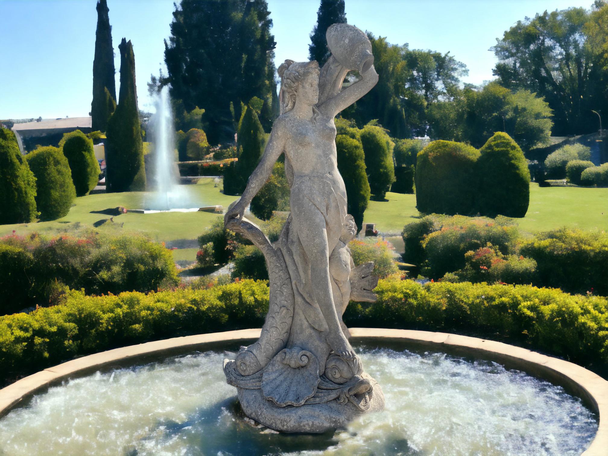 Prächtige italienische Brunnenskulptur einer Göttin mit Delphinen  (Italienisch) im Angebot