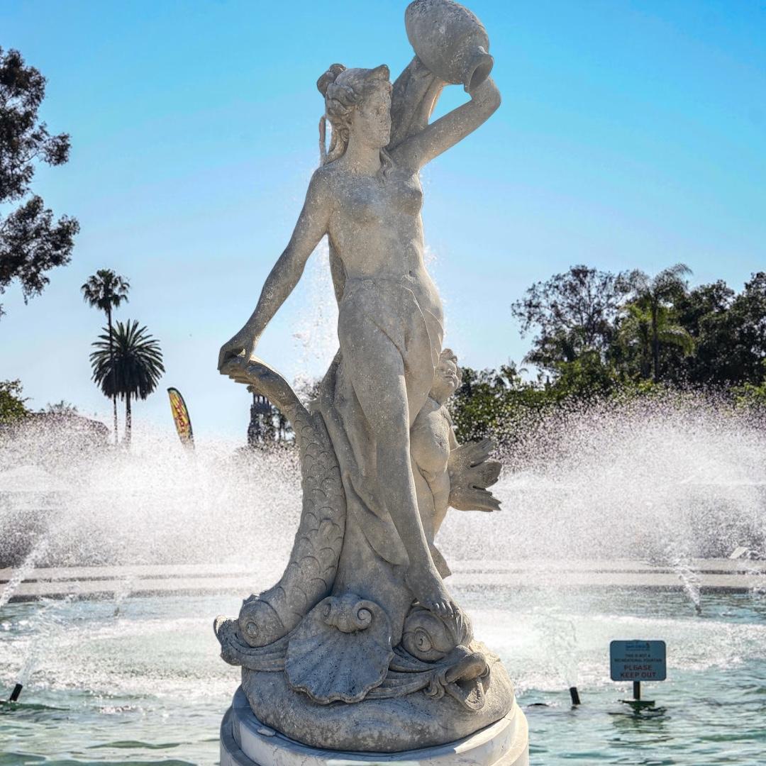 Prächtige italienische Brunnenskulptur einer Göttin mit Delphinen  (Kalkstein) im Angebot