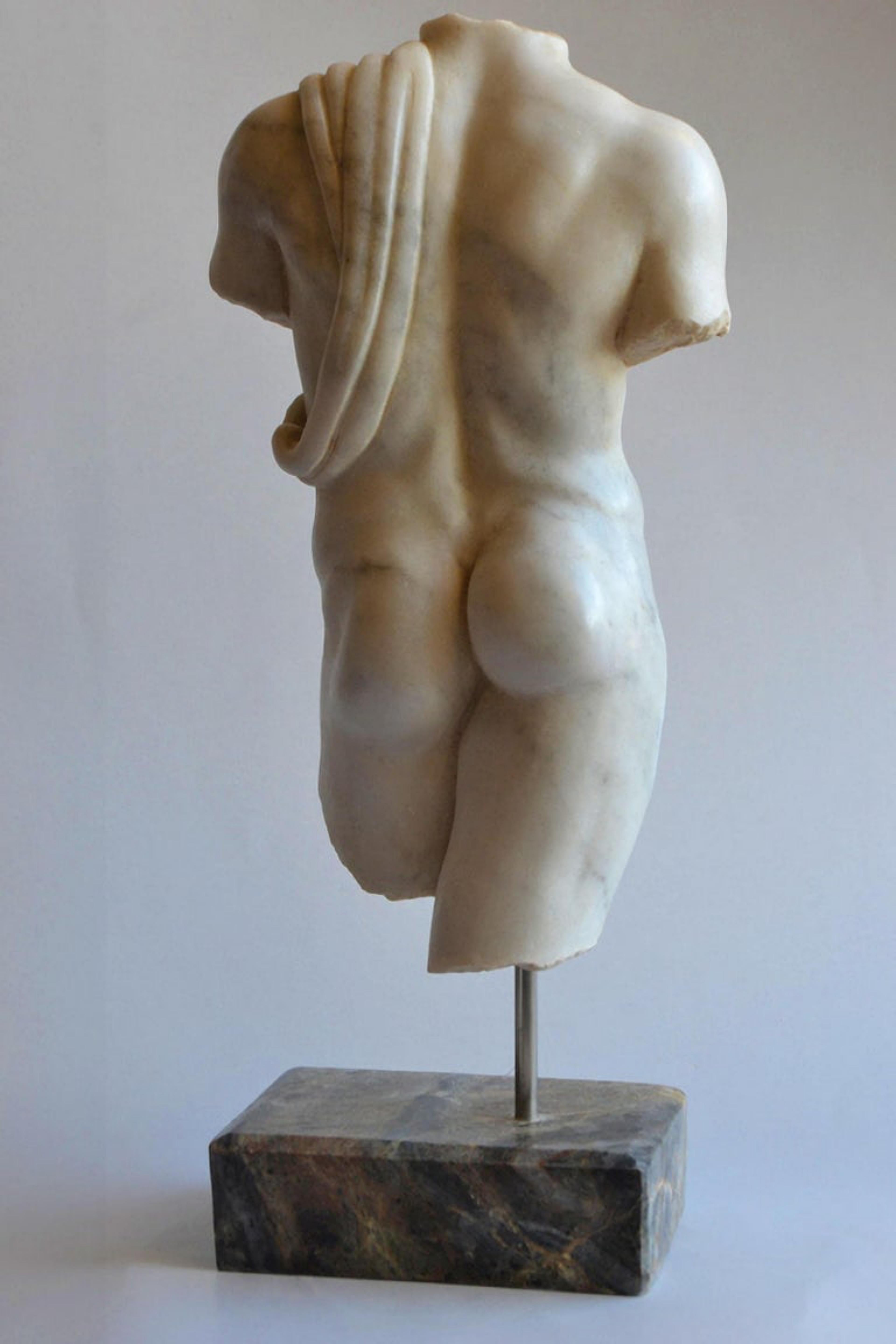 Prächtige italienische Skulptur aus Carrara-Marmor „Torso“ aus dem frühen 20. Jahrhundert (Moderne) im Angebot