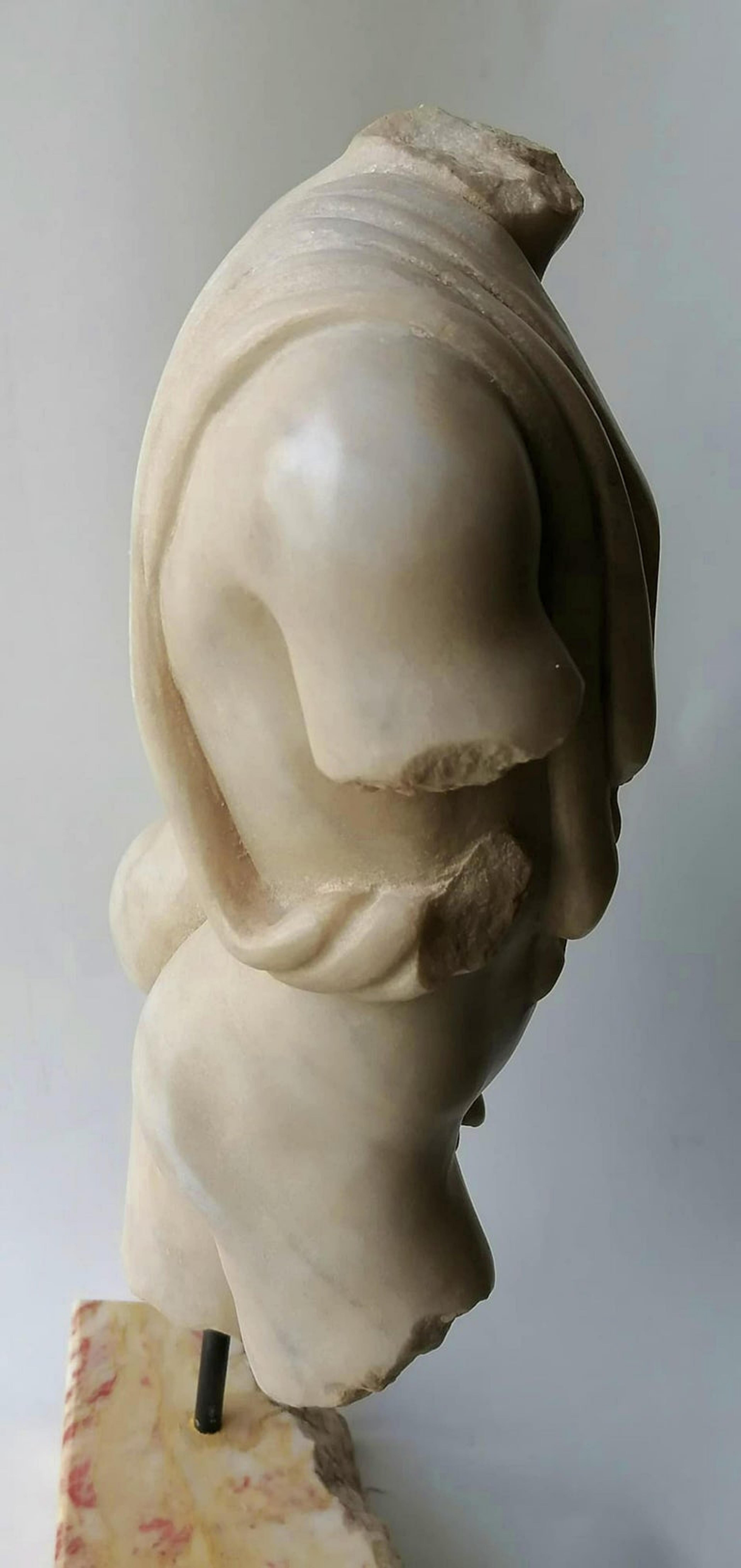 Fait main Magnifique sculpture italienne en marbre de Carrare « Torso » du début du 20ème siècle en vente