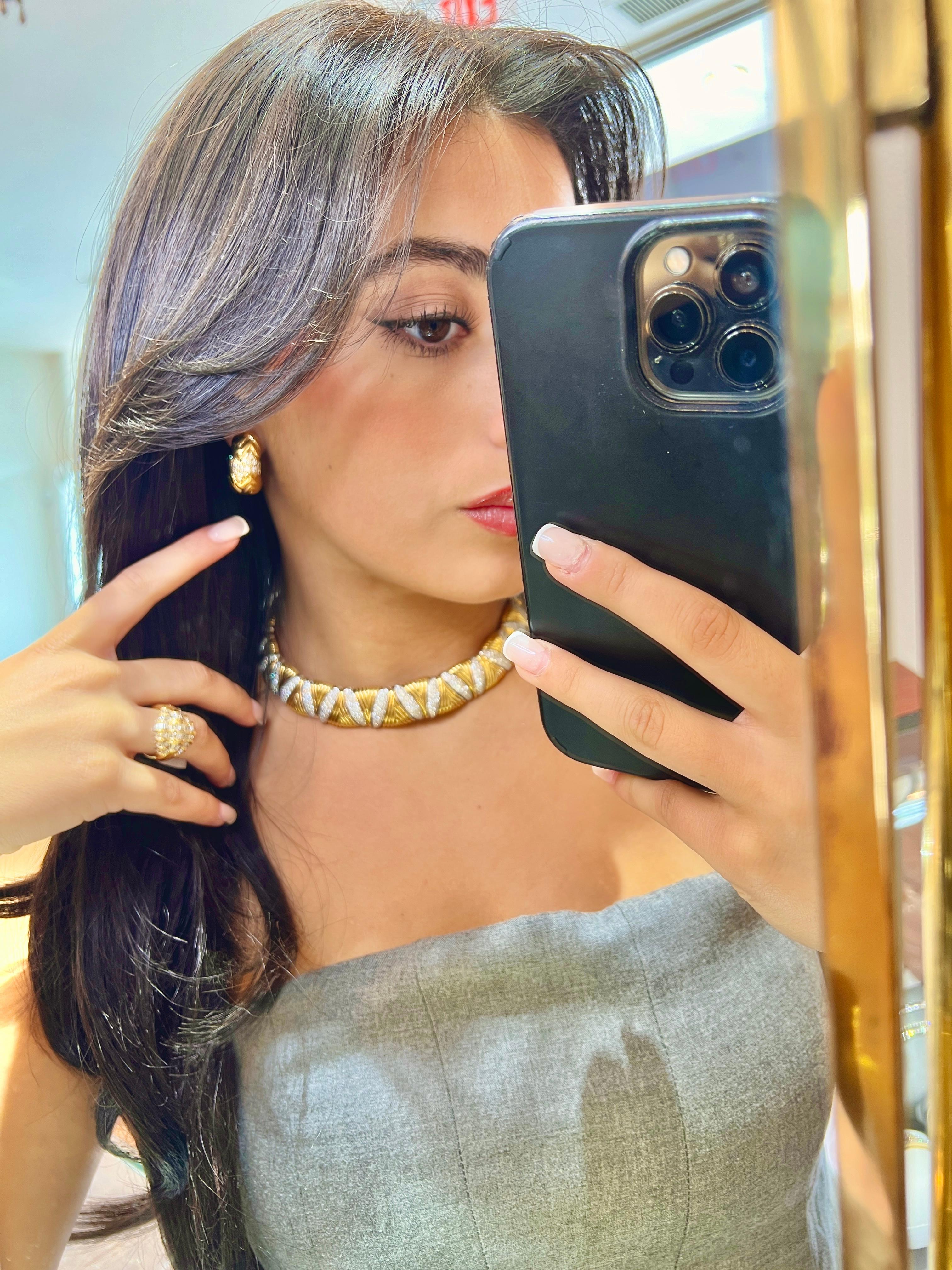 Para el día o la noche, este collar-gargantilla italiano de diamantes es la máxima declaración de glamour refinado. un Maravilloso collar-gargantilla de oro macizo inspirado en Bvlgari,  Creado por maestros orfebres italianos, este extraordinario