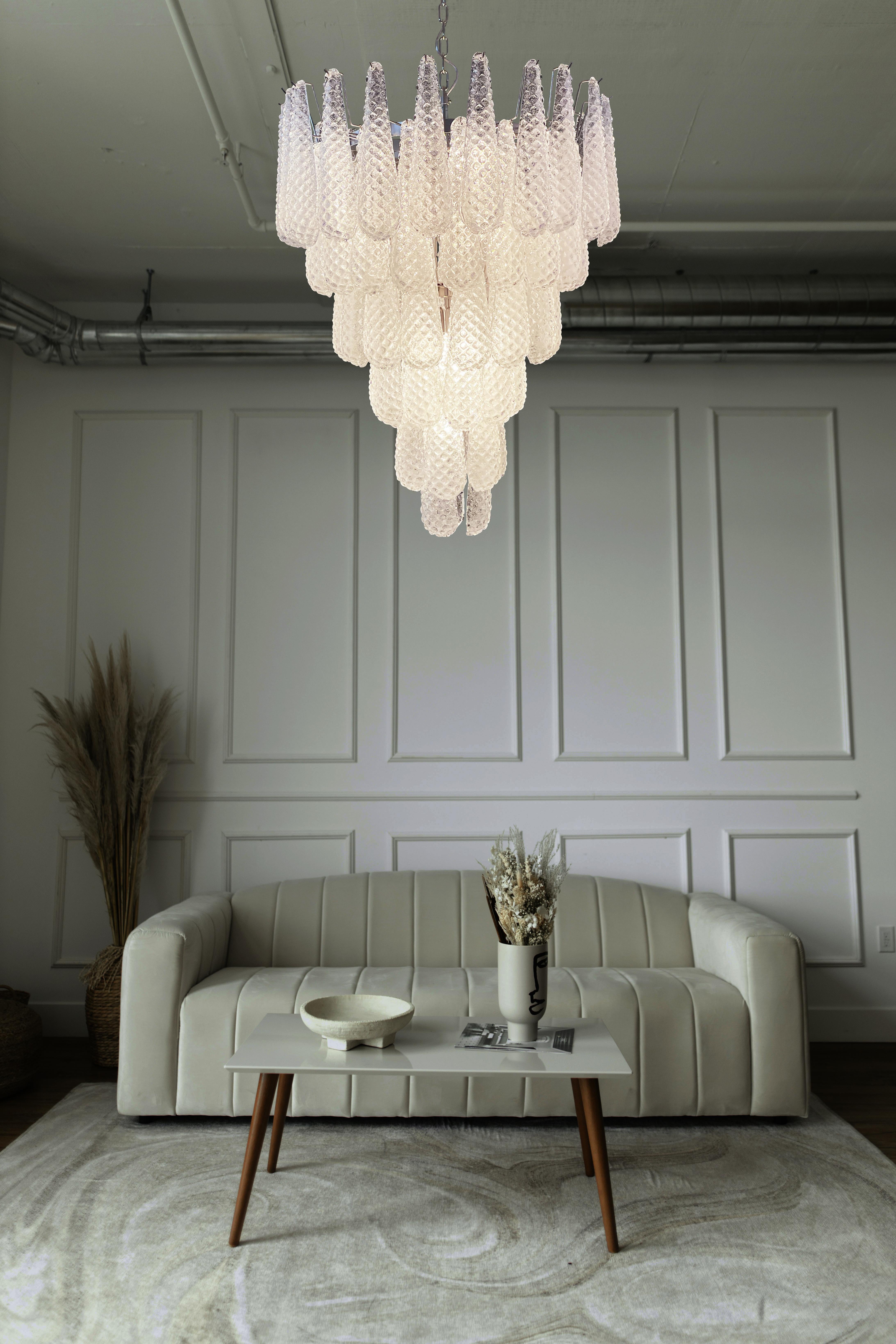 Magnificent Italian vintage Murano glass chandelier - 75 glass petals drop For Sale 1