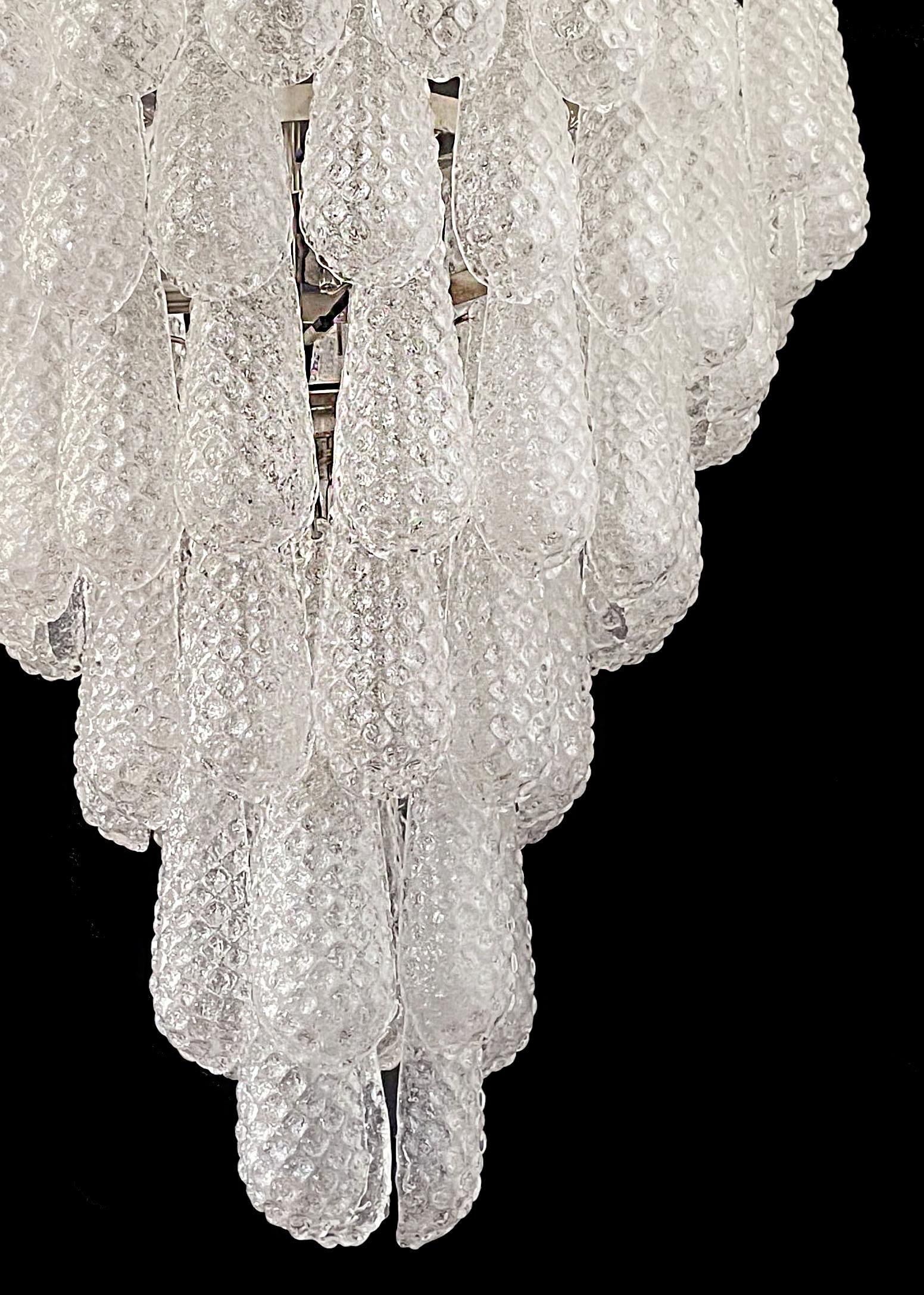 Magnificent Italian vintage Murano glass chandeliers - 75 glass petals drop For Sale 10