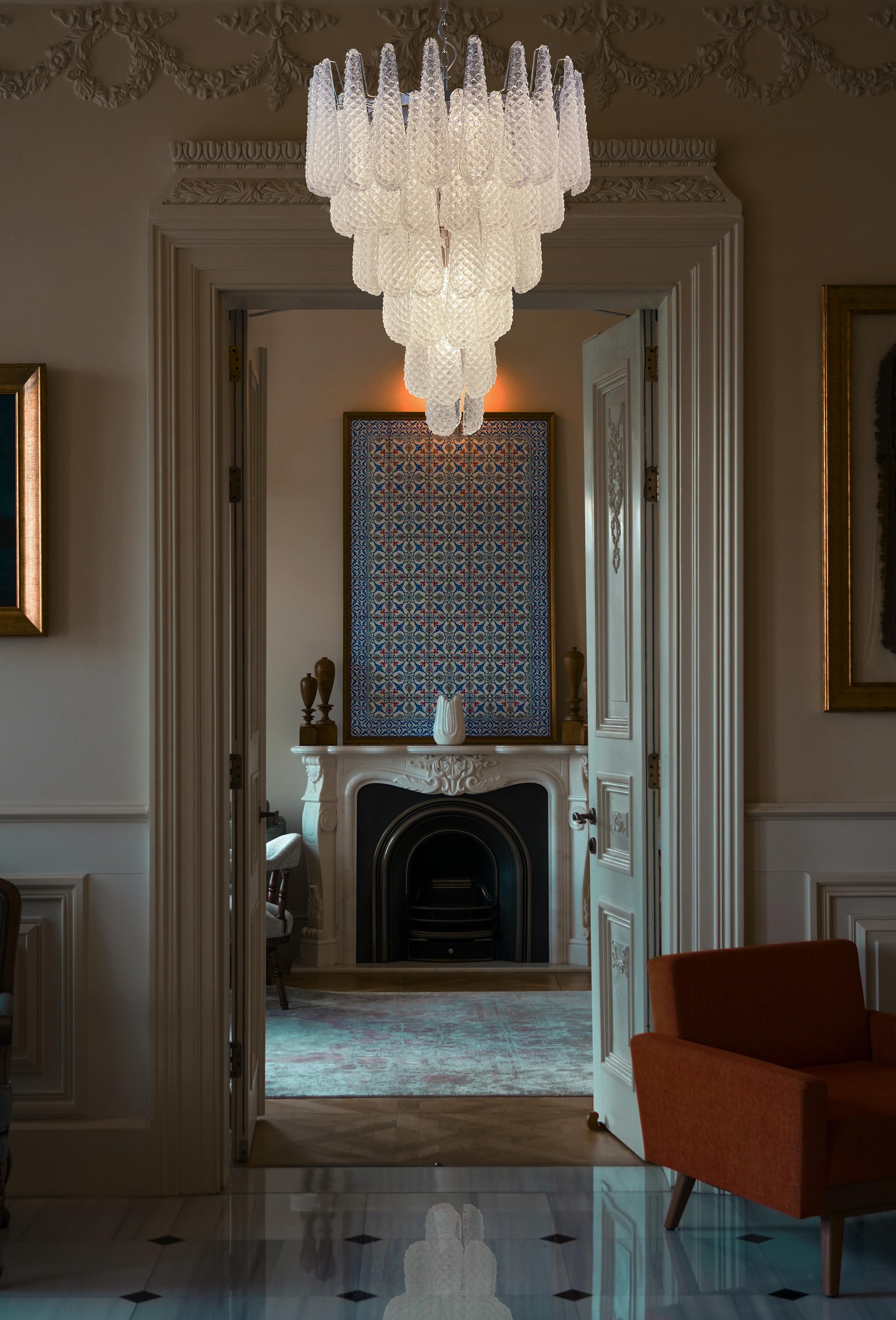 Magnificent Italian vintage Murano glass chandeliers - 75 glass petals drop For Sale 1