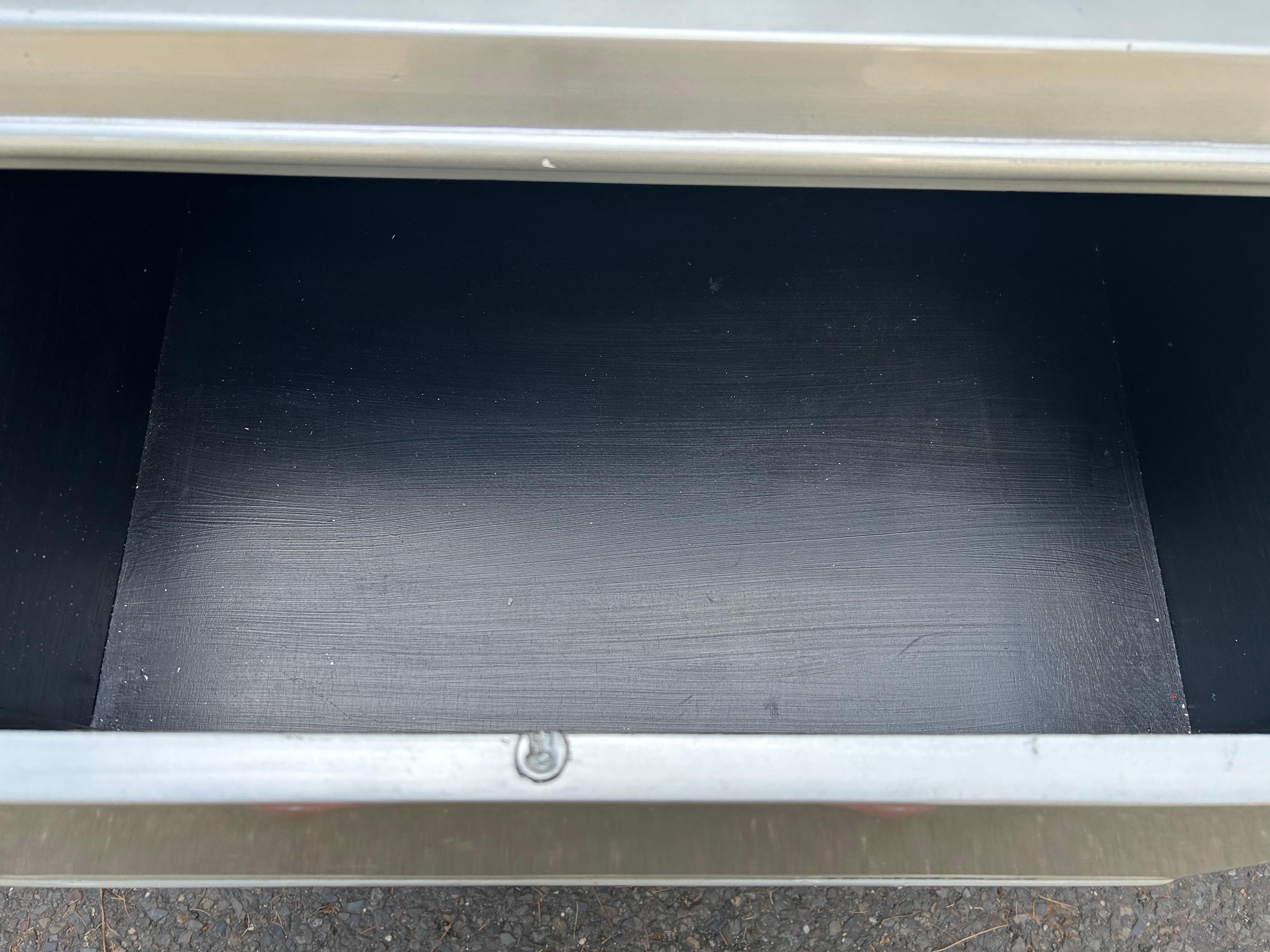 Magnífica Credenza Trapezoidal Medallón Pez Dorado James Mont Moderna de mediados de siglo en venta 3