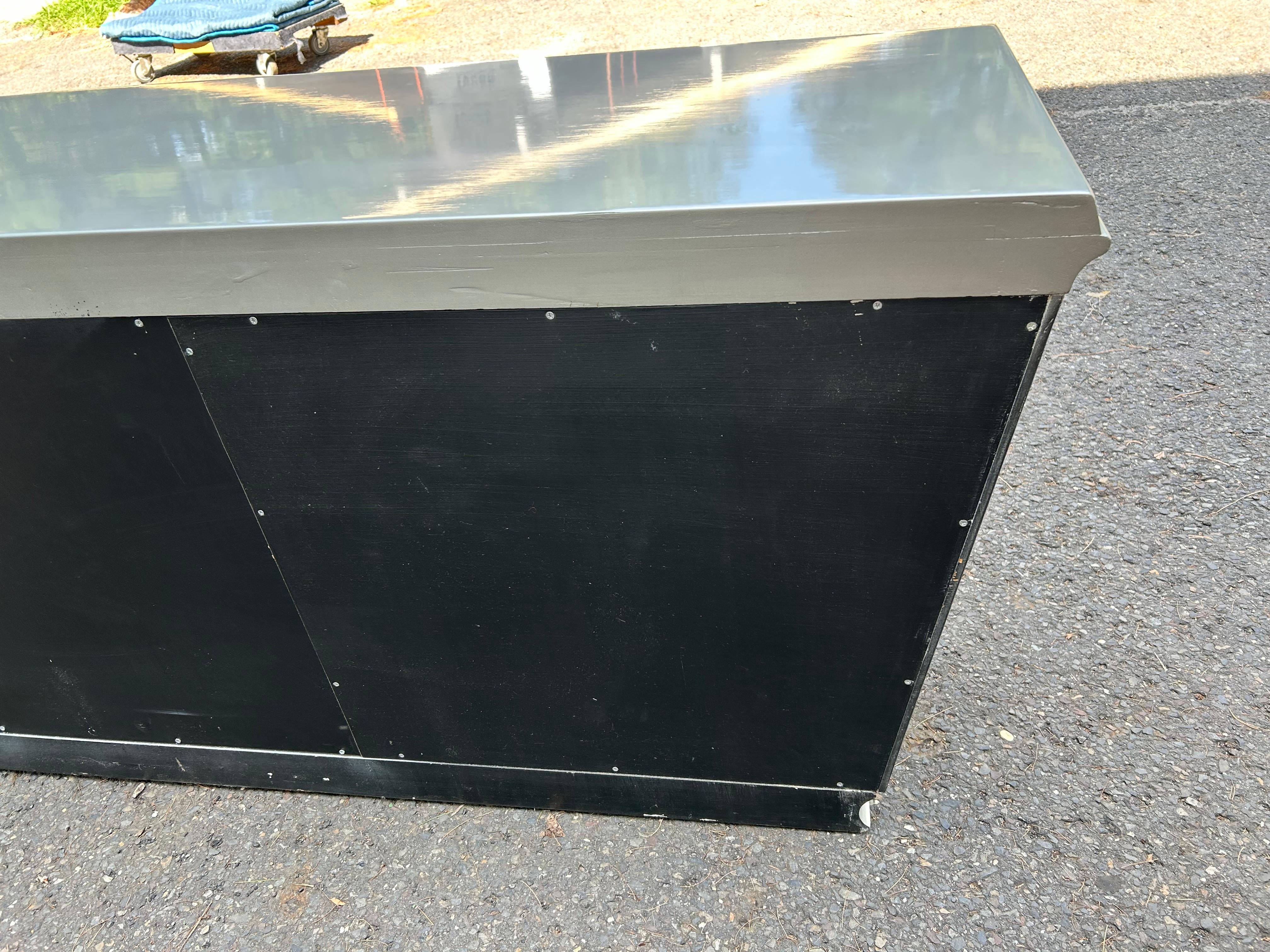 Magnífica Credenza Trapezoidal Medallón Pez Dorado James Mont Moderna de mediados de siglo en venta 7