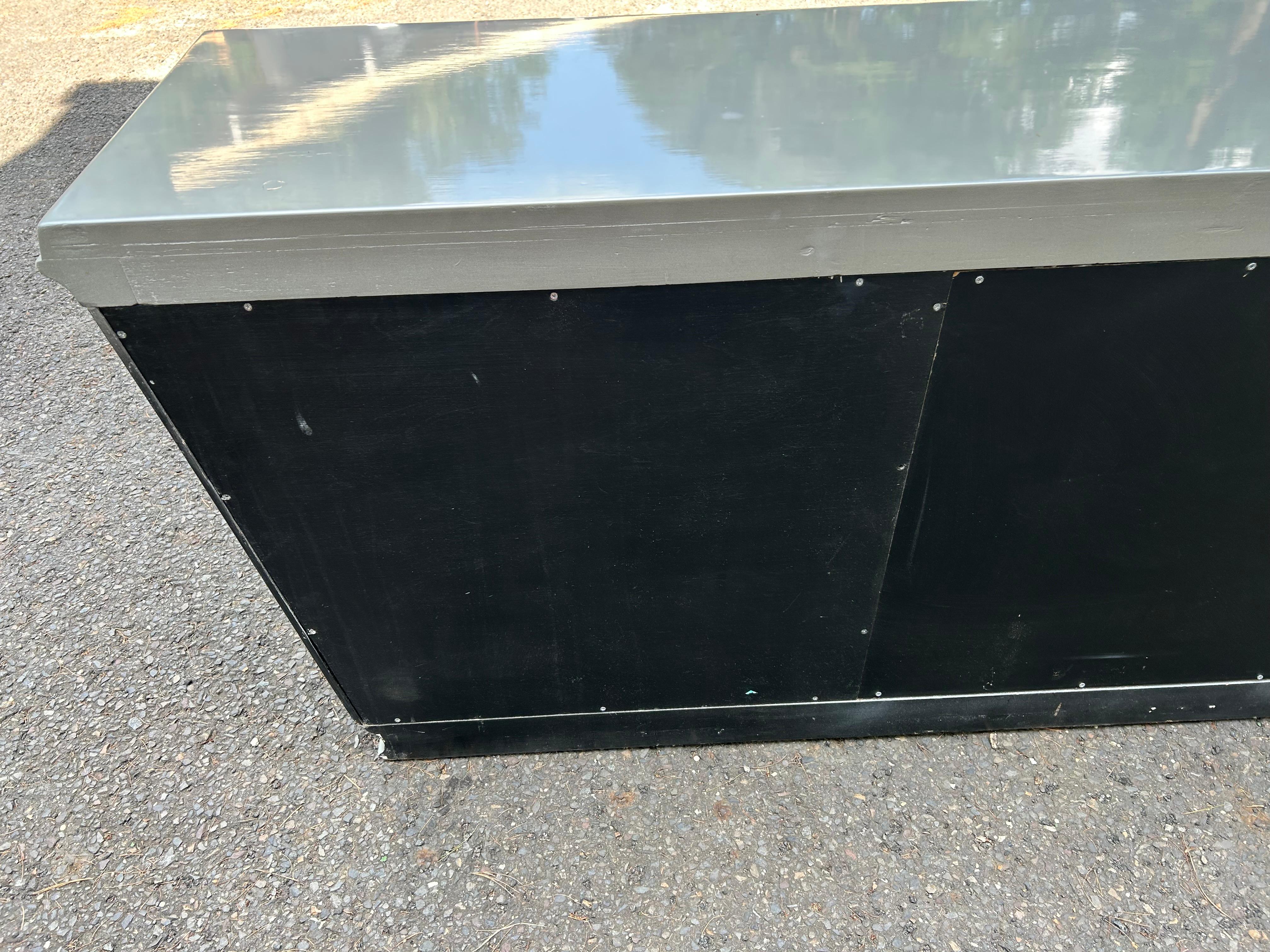 Magnífica Credenza Trapezoidal Medallón Pez Dorado James Mont Moderna de mediados de siglo en venta 8