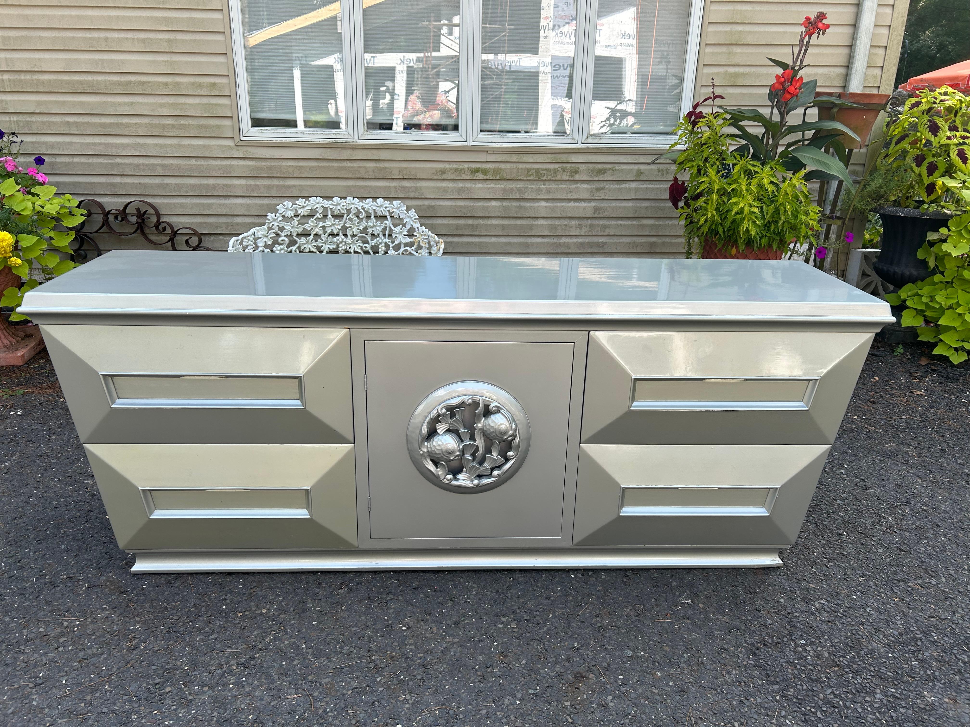 Magnífica Credenza Trapezoidal Medallón Pez Dorado James Mont Moderna de mediados de siglo en venta 10