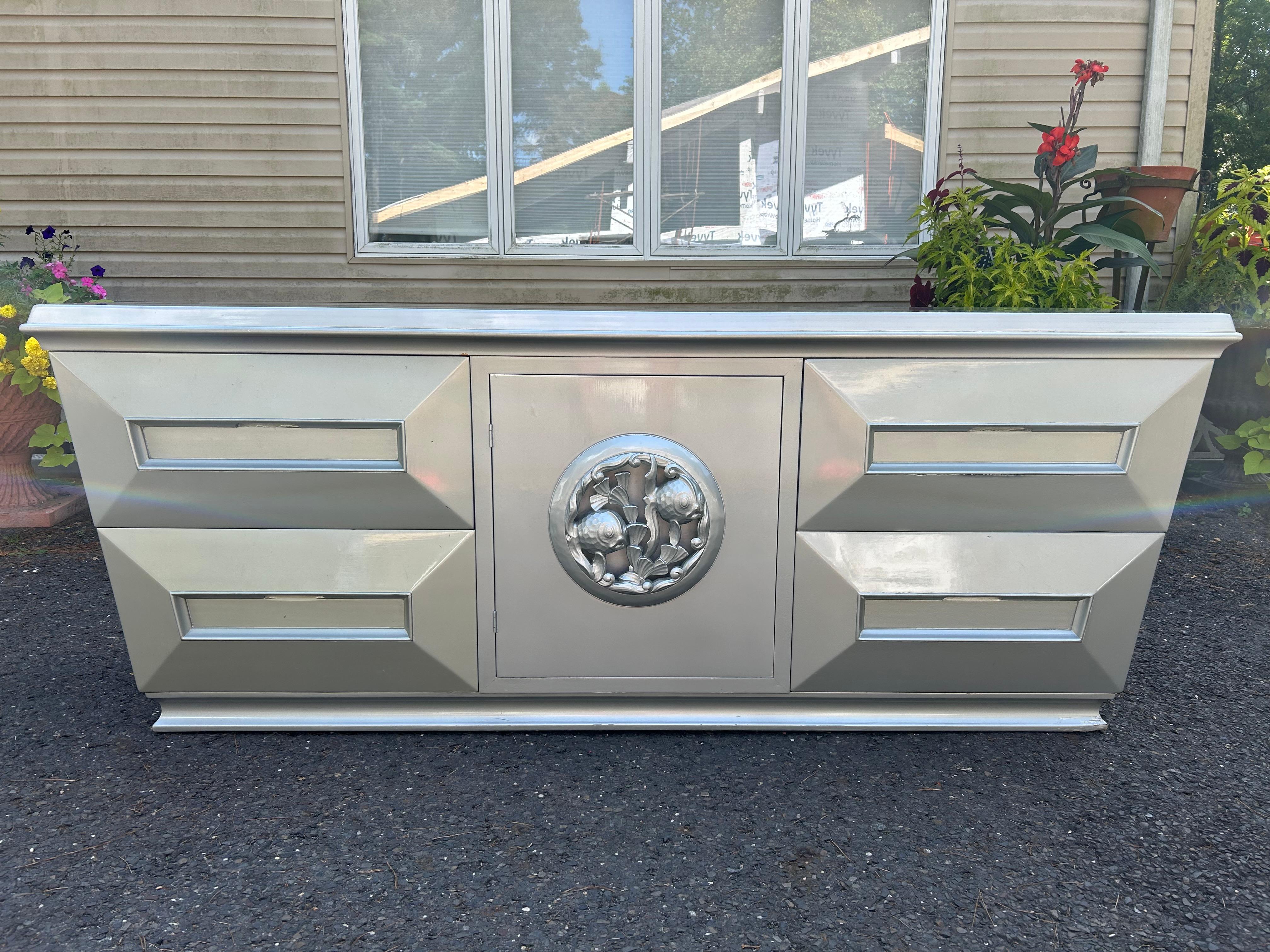 Magnífica Credenza Trapezoidal Medallón Pez Dorado James Mont Moderna de mediados de siglo Moderno de mediados de siglo en venta