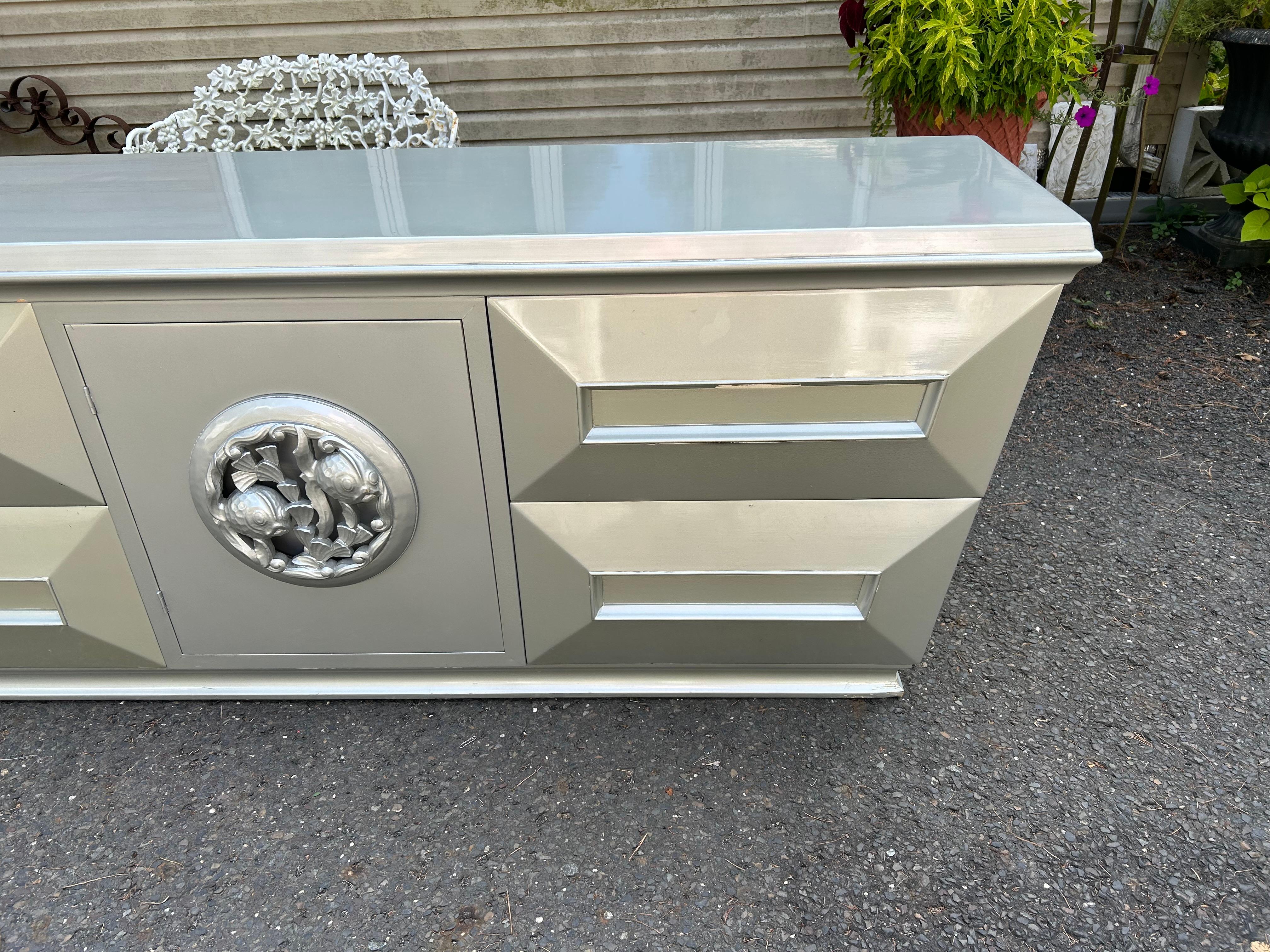 Magnífica Credenza Trapezoidal Medallón Pez Dorado James Mont Moderna de mediados de siglo Estadounidense en venta