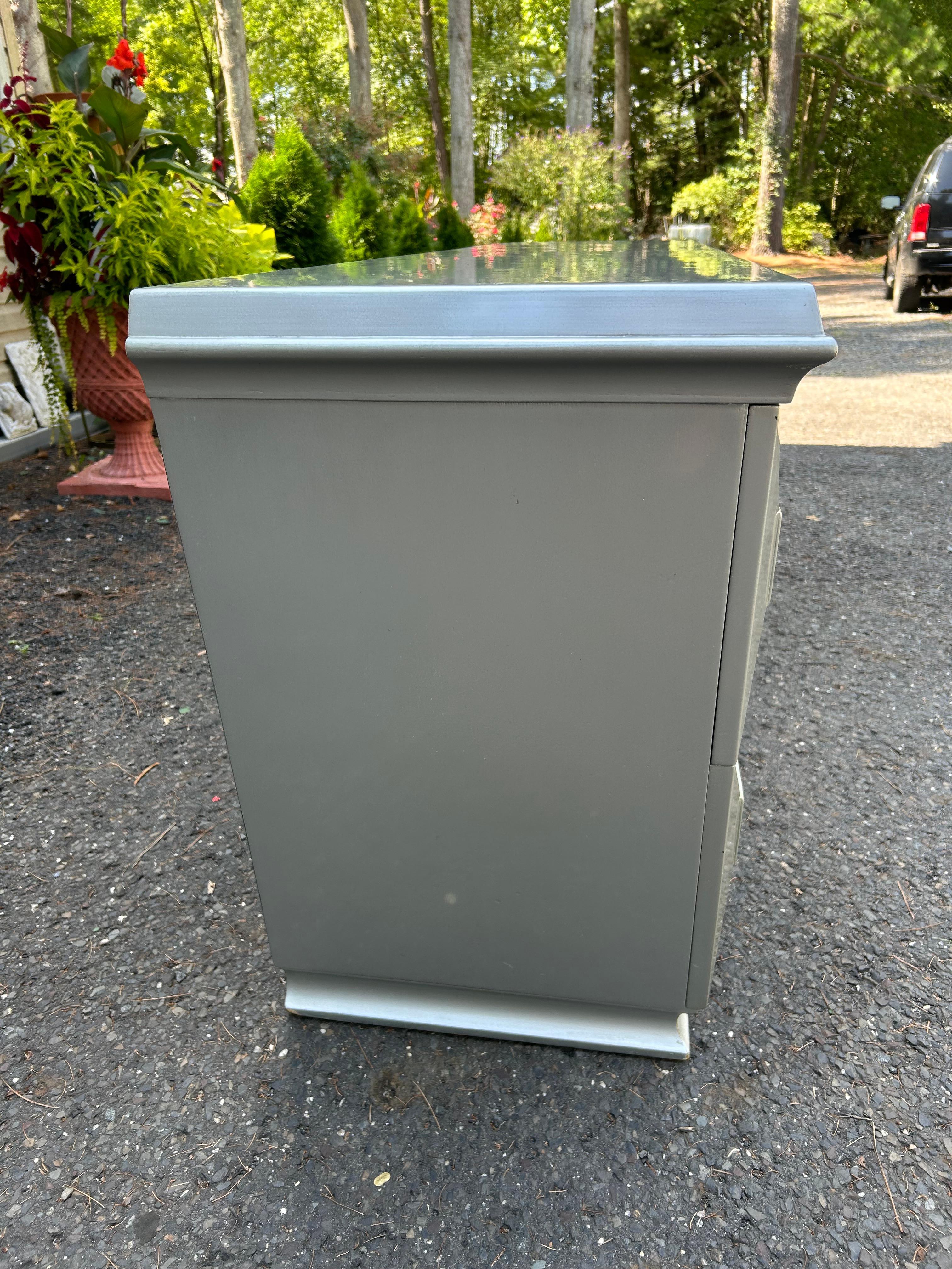 Magnífica Credenza Trapezoidal Medallón Pez Dorado James Mont Moderna de mediados de siglo Roble en venta