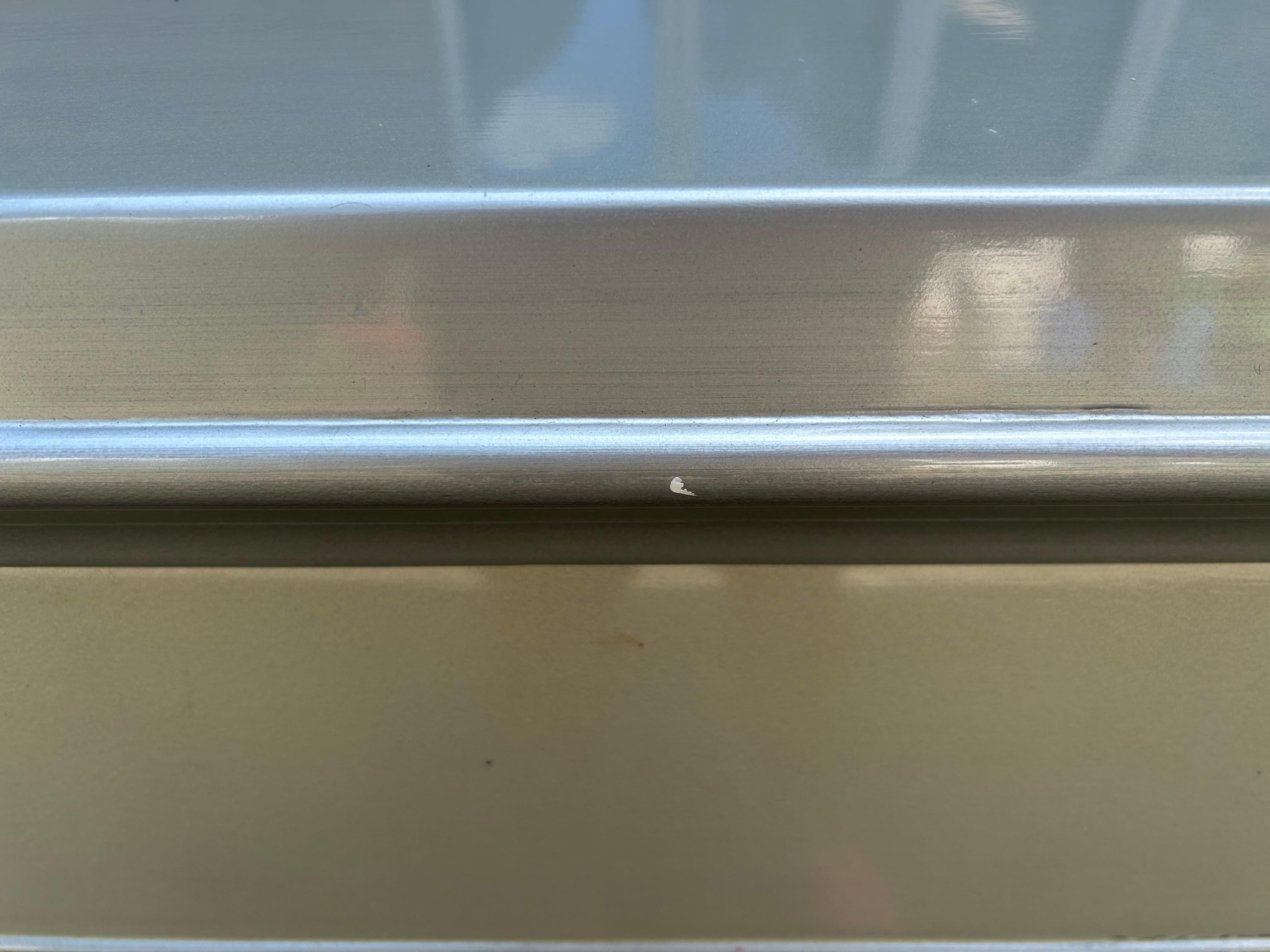 Magnífica Credenza Trapezoidal Medallón Pez Dorado James Mont Moderna de mediados de siglo en venta 1