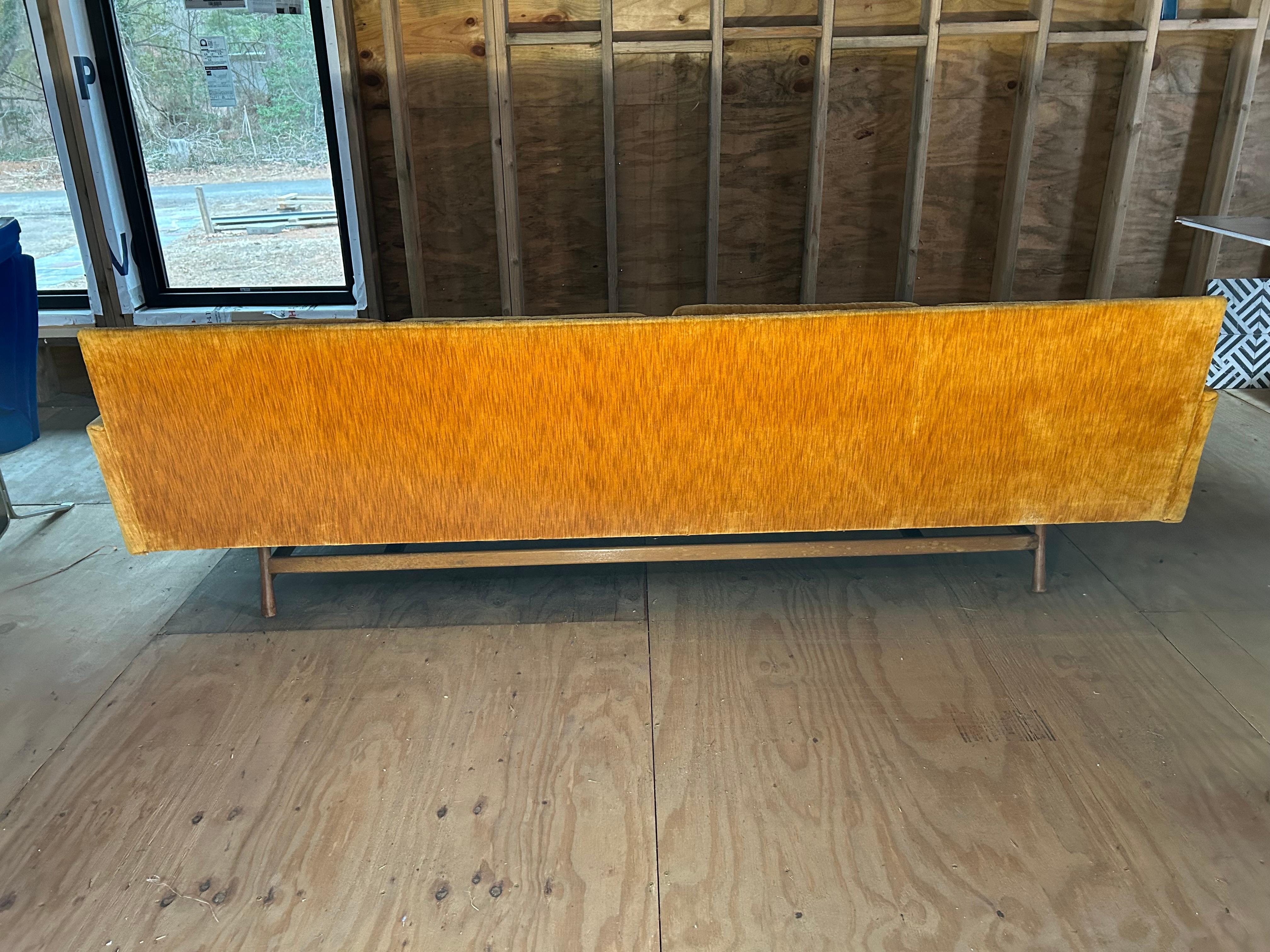 Superbe canapé bas John Widdicomb avec accoudoirs inhabituels Mid-Century Modern en vente 4