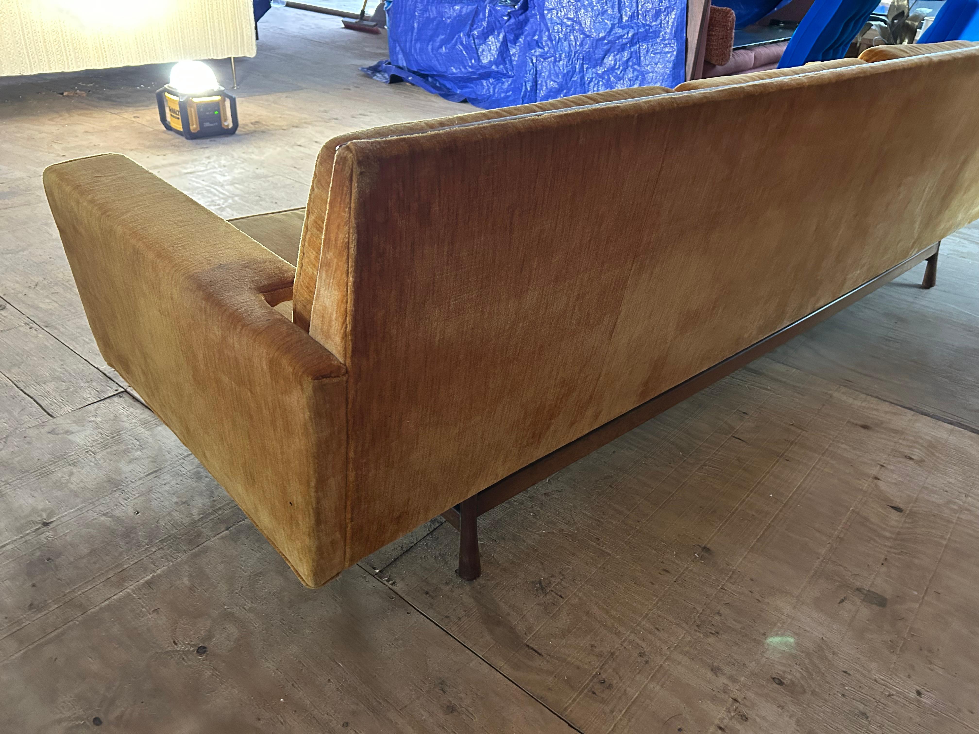Superbe canapé bas John Widdicomb avec accoudoirs inhabituels Mid-Century Modern en vente 5