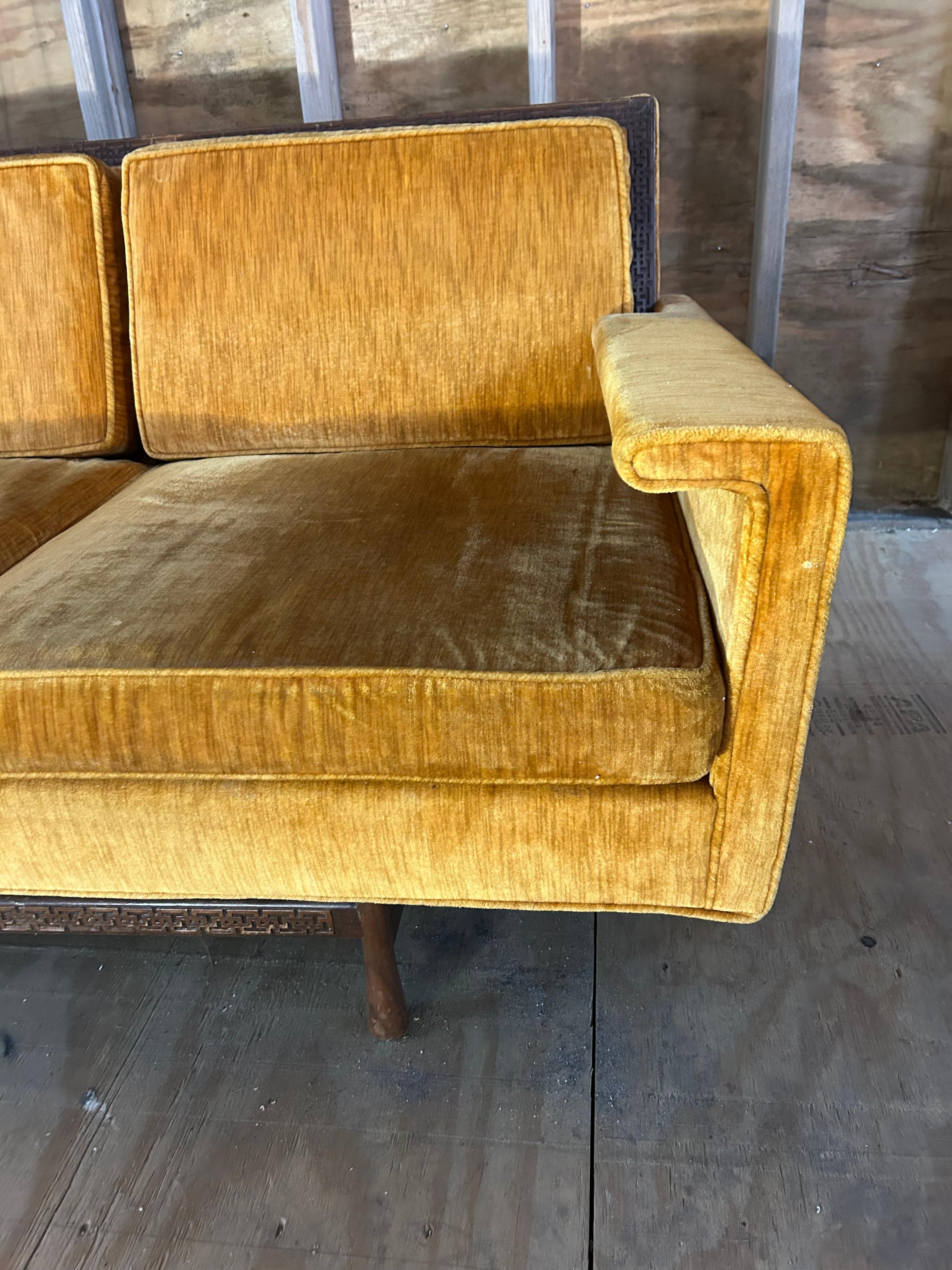 Milieu du XXe siècle Superbe canapé bas John Widdicomb avec accoudoirs inhabituels Mid-Century Modern en vente