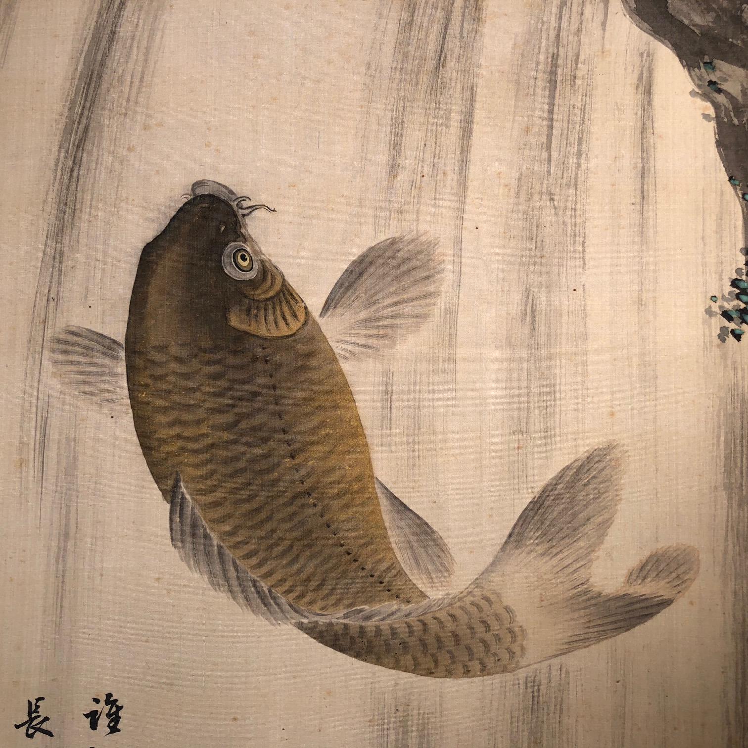 A very fine and bold Japanese antique hand-painted silk scroll of a jumping koi, Meiji period.
Hand painting in lively colors with great details, signed.

Inscription:

Every time, Li Bai will cross the river and ride on the blue sky.
(Poem by Wang