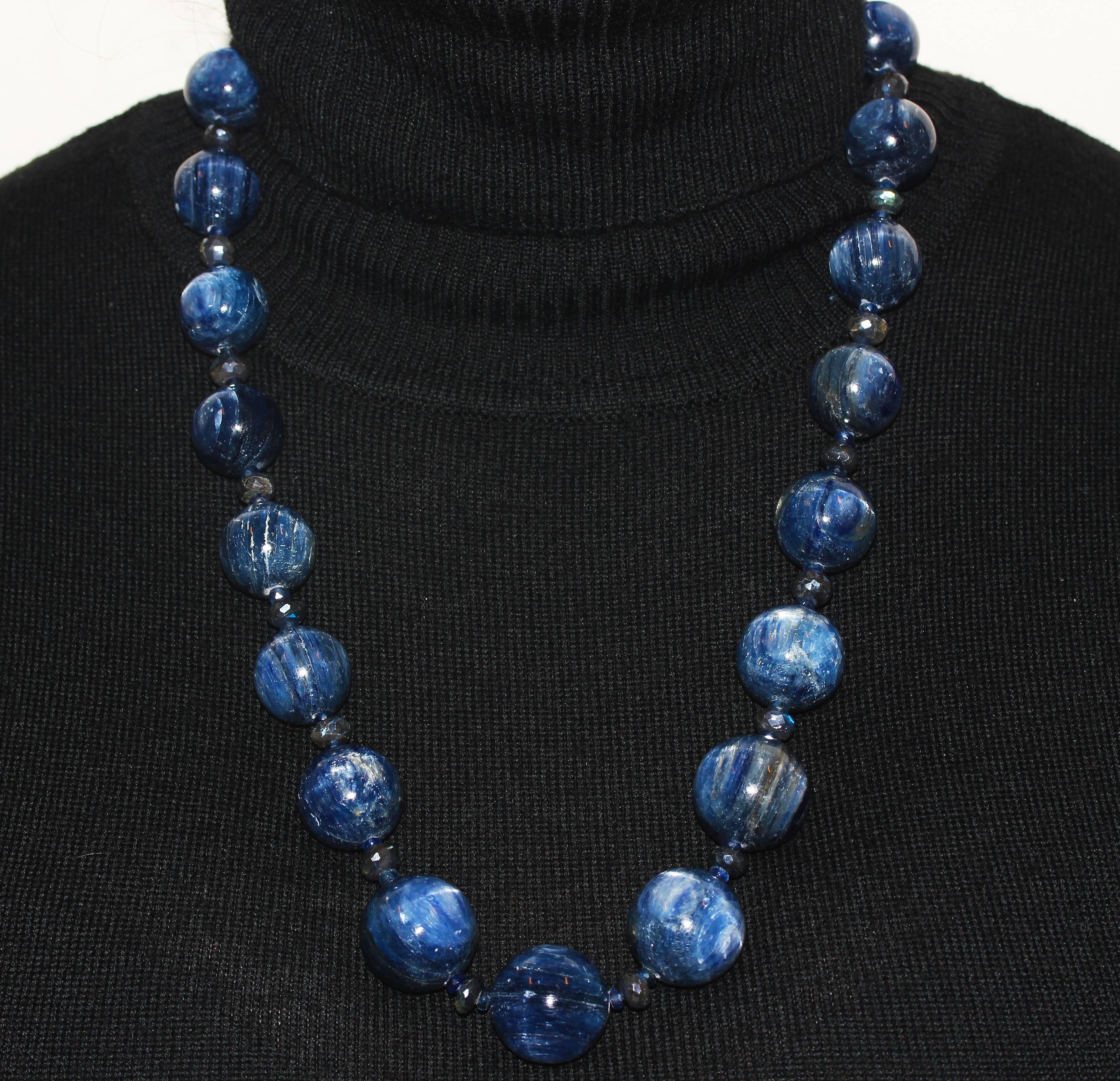 Einzigartige leuchtende natürliche blaue Kyanit-Halskette mit Sterlingsilber-Verschluss im Zustand „Neu“ im Angebot in Raleigh, NC