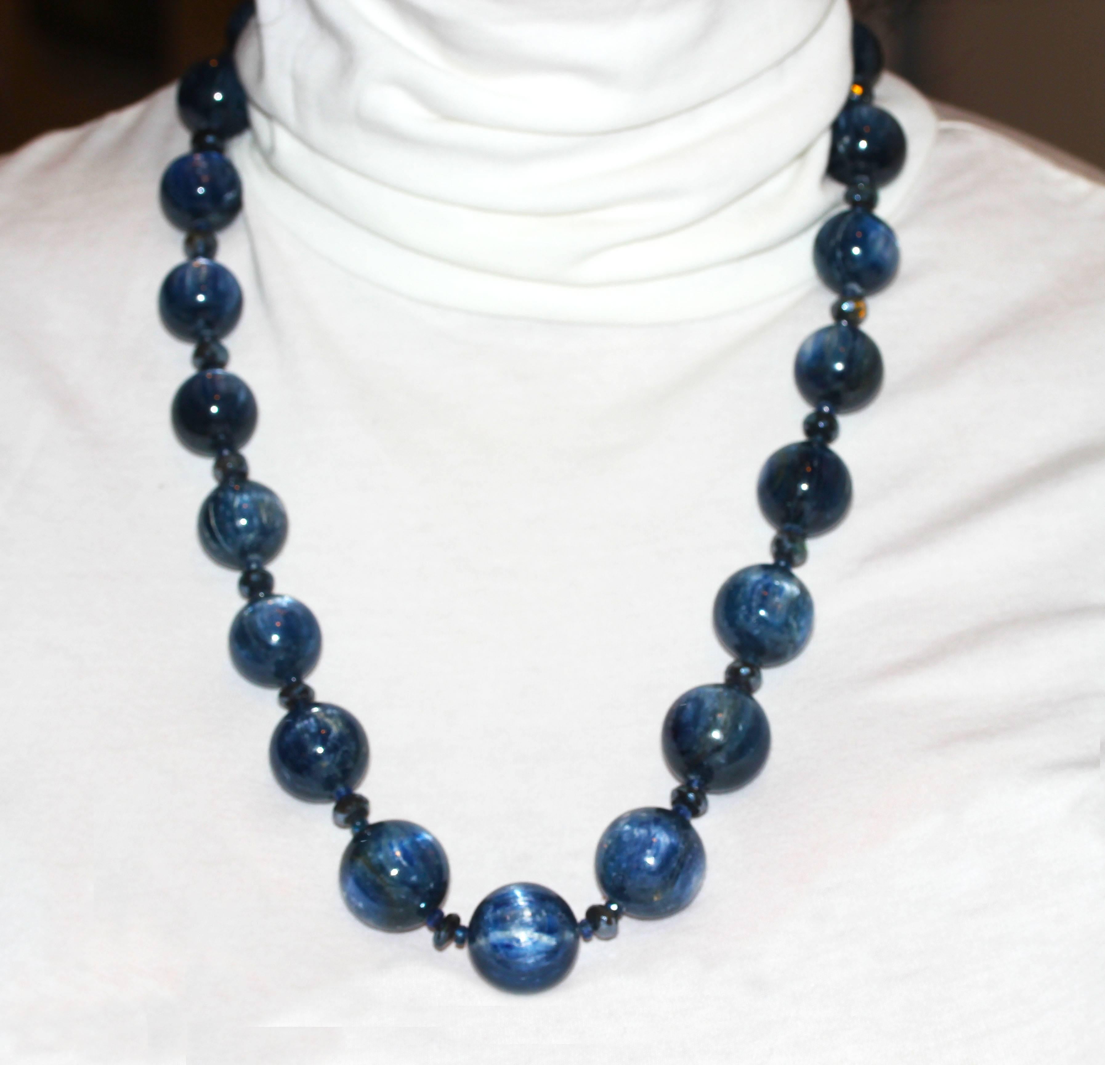 Einzigartige leuchtende natürliche blaue Kyanit-Halskette mit Sterlingsilber-Verschluss Damen im Angebot