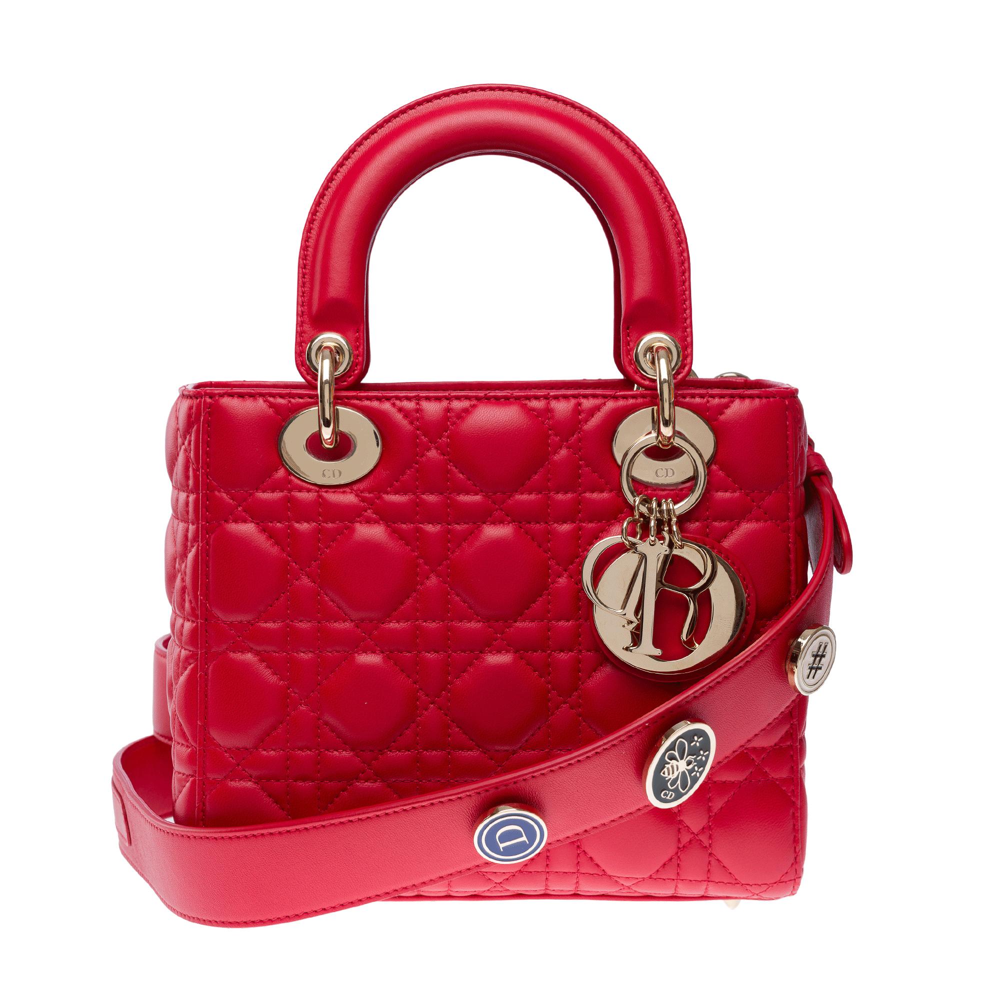 Bolso Dior Lady Dior Pequeño muy chic de piel cannage roja, ribete metálico dorado, asas dobles de piel roja, bandolera de piel roja extraíble que permite llevarlo en la mano, al hombro o cruzado

Cierre con solapa
Forro interior de lona negra, un