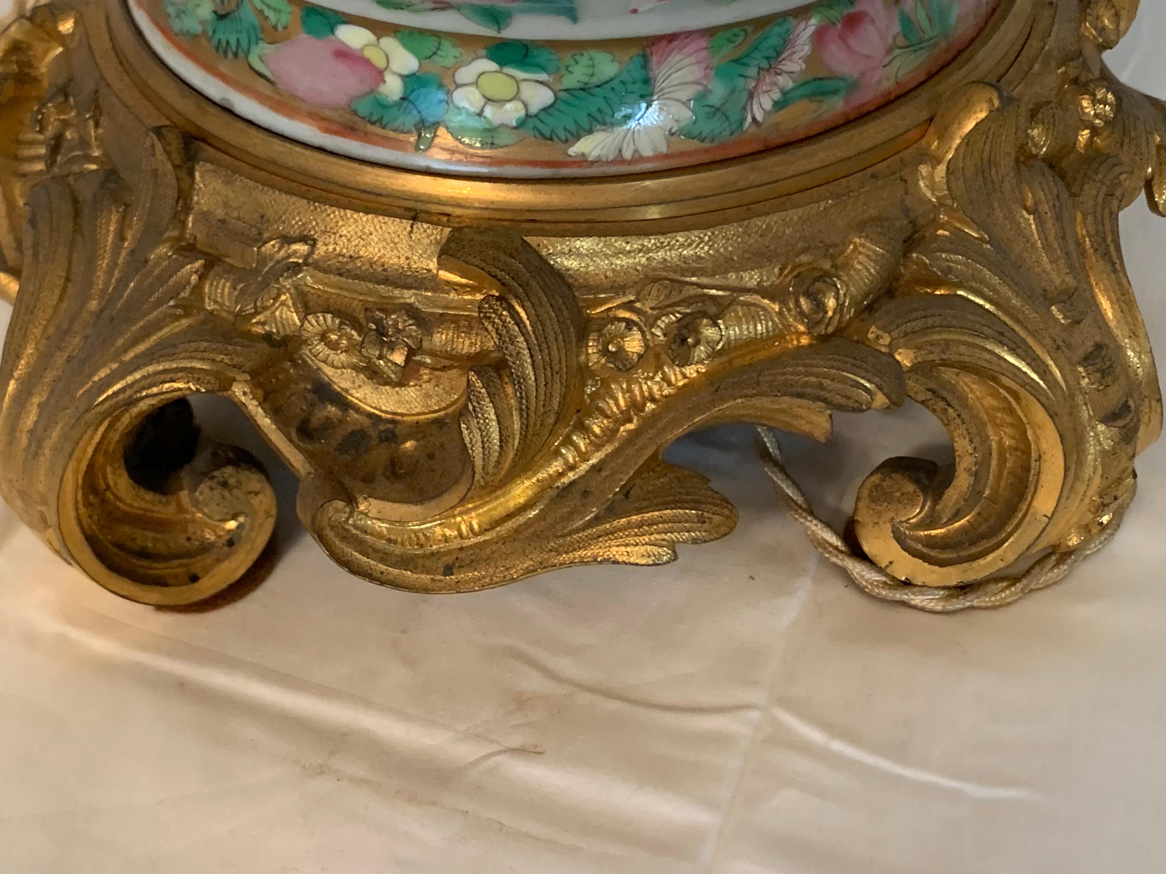 Magnífica lámpara de porcelana rosa medailon con bronce ormolu , louis XV  estilo 