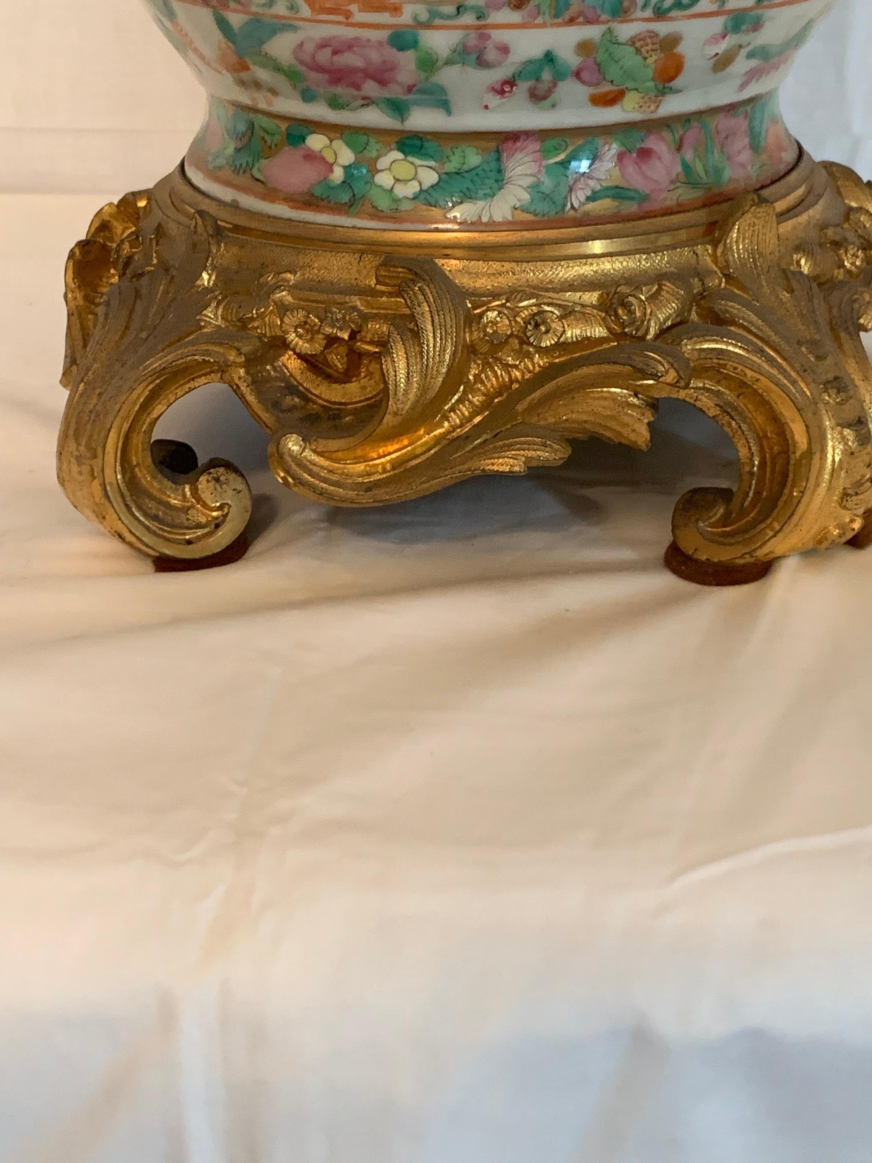 Magnífica lámpara rosa medailón con bronce ormolu en venta 1