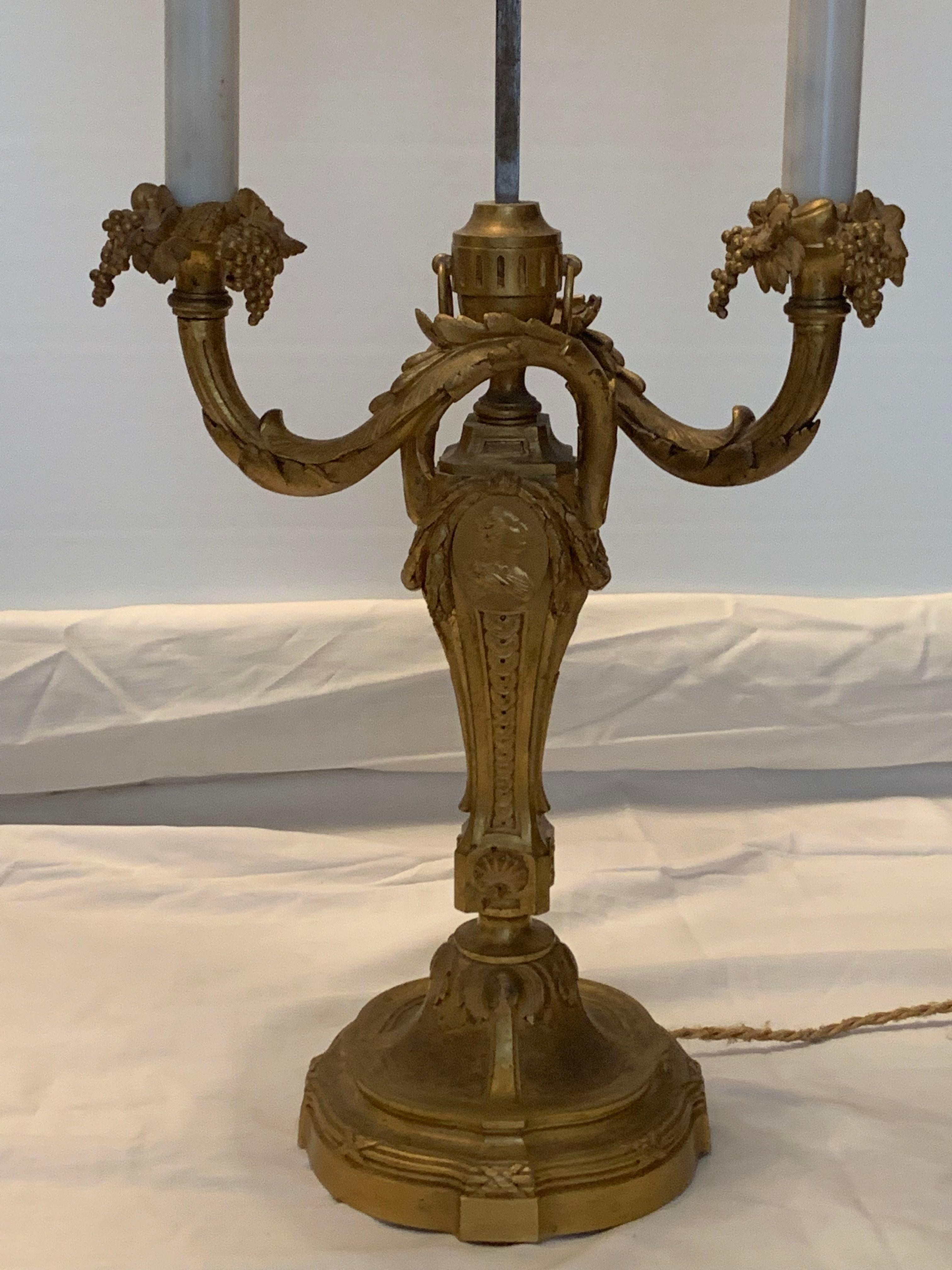 Louis XVI Stil Lampen zwei Lichter in Bronze genannt Bouyotte Lampen mit seinem Lampenschirm in lackiertem Blech, bordeaux Farbe. Der Lampenschirm kann auf die gewünschte Höhe eingestellt werden 
die Bobeches sind mit Obststräußen geschmückt  (sehr