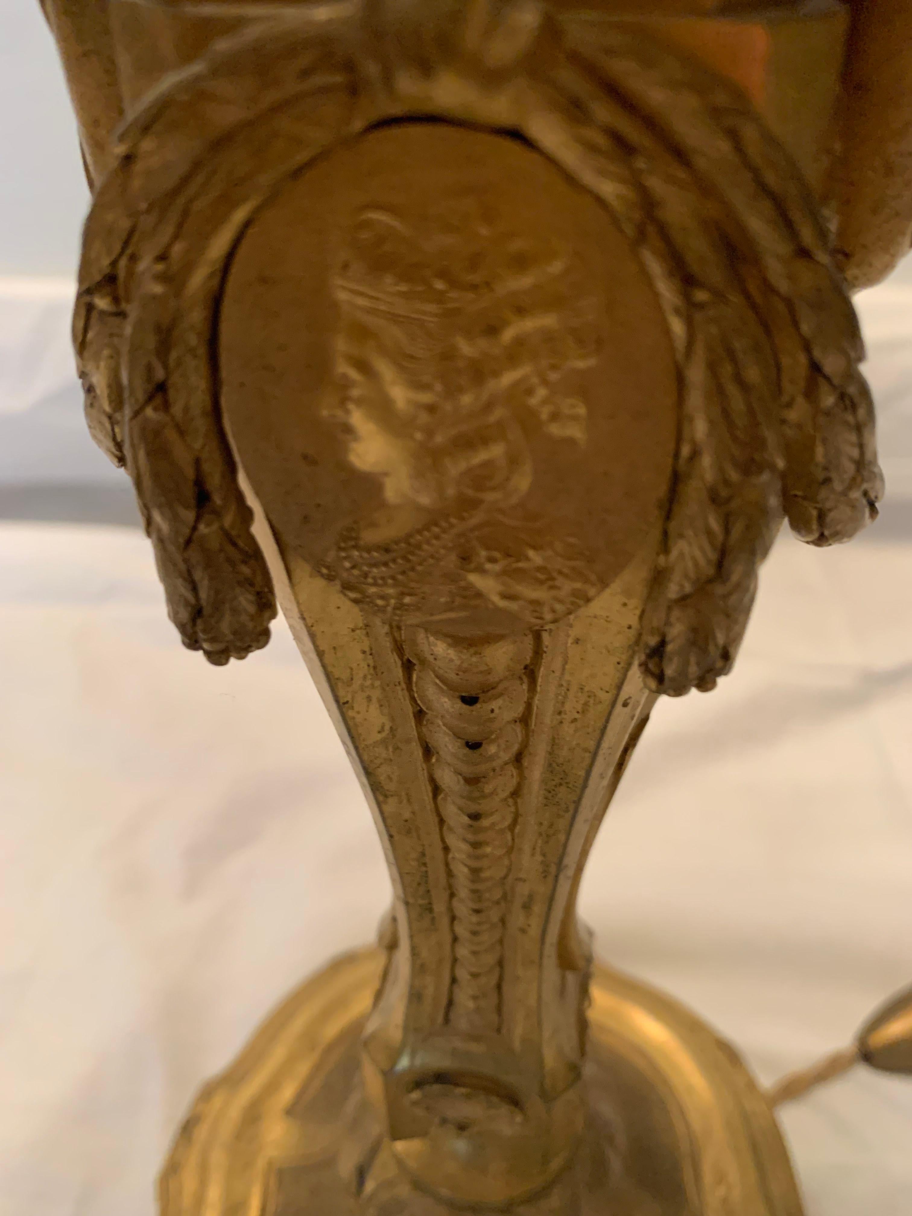 Prächtige Lampen aus vergoldeter Bronze, Louis XVI.-Stil  Stil (Vergoldet) im Angebot