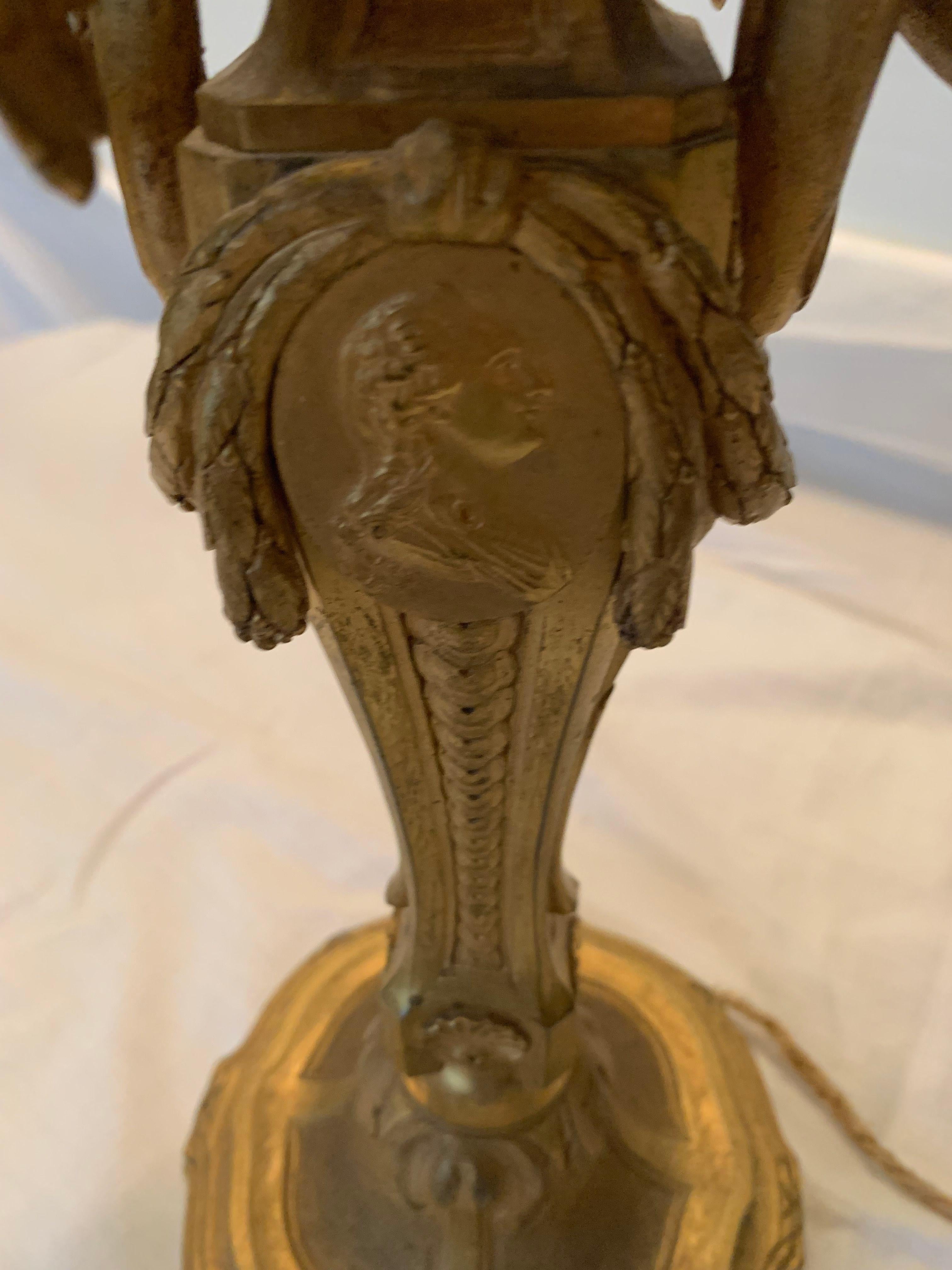 Prächtige Lampen aus vergoldeter Bronze, Louis XVI.-Stil  Stil im Zustand „Gut“ im Angebot in Los Angeles, CA