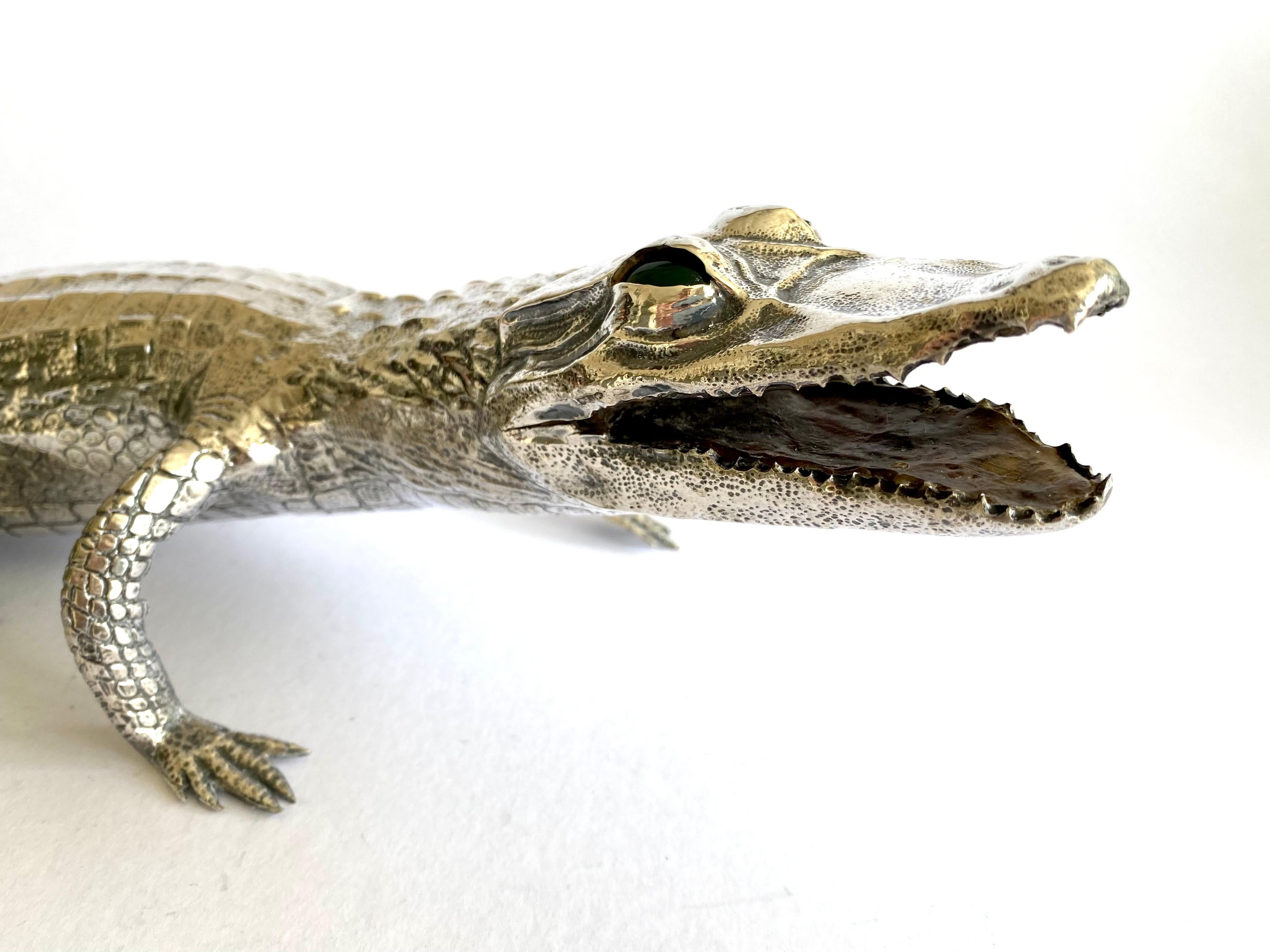 A magnificent solid silver large statue of an Alligator with green glass eyes, Italy 

Art Deco , Circa 1920

Wonderful craftsmanship and intricate detailing from his skin, teeth , right down to his feet. 

Measures: Weight 756 grams 
Length