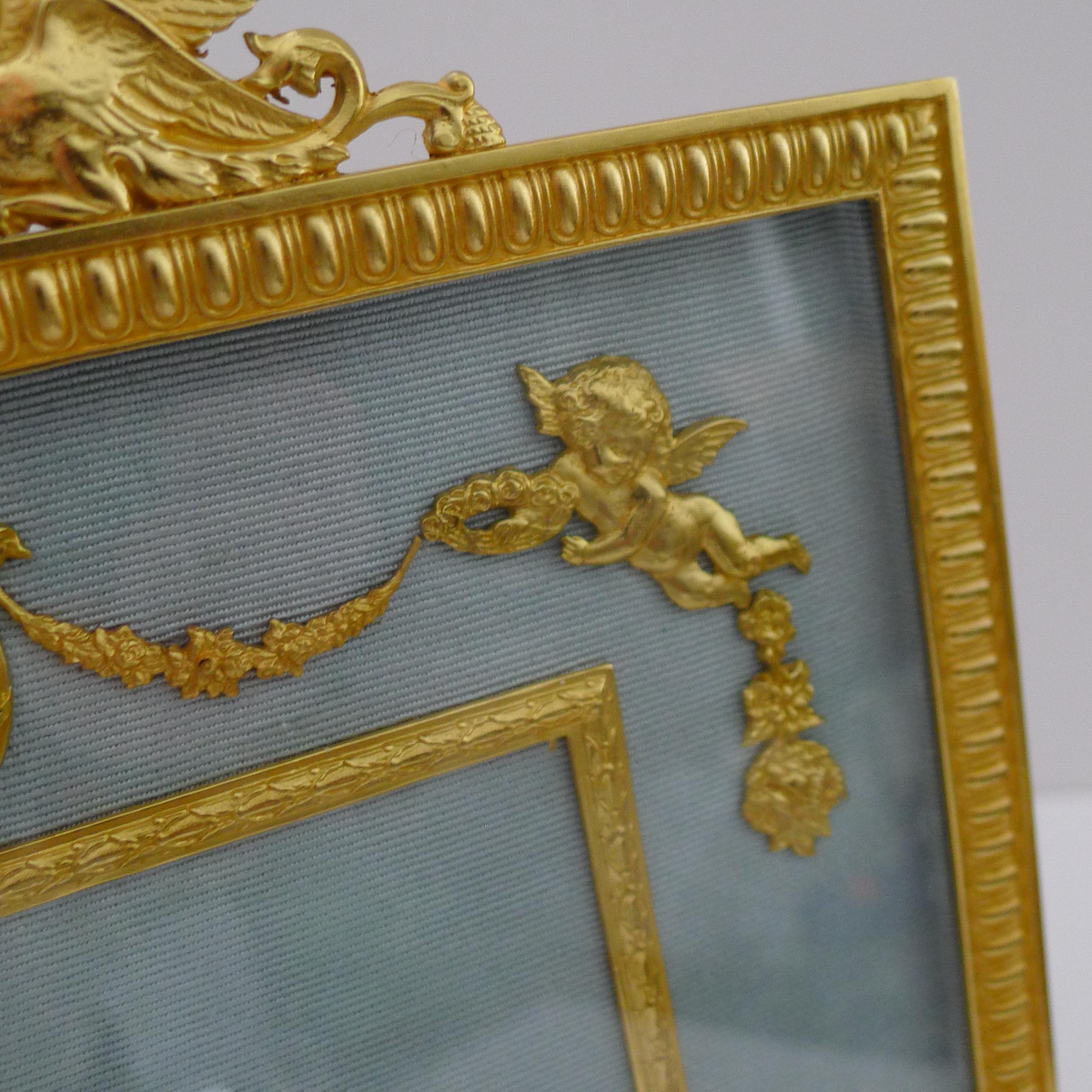 Magnifique grand cadre-photo ancien en bronze doré français - chérubins en vente 2