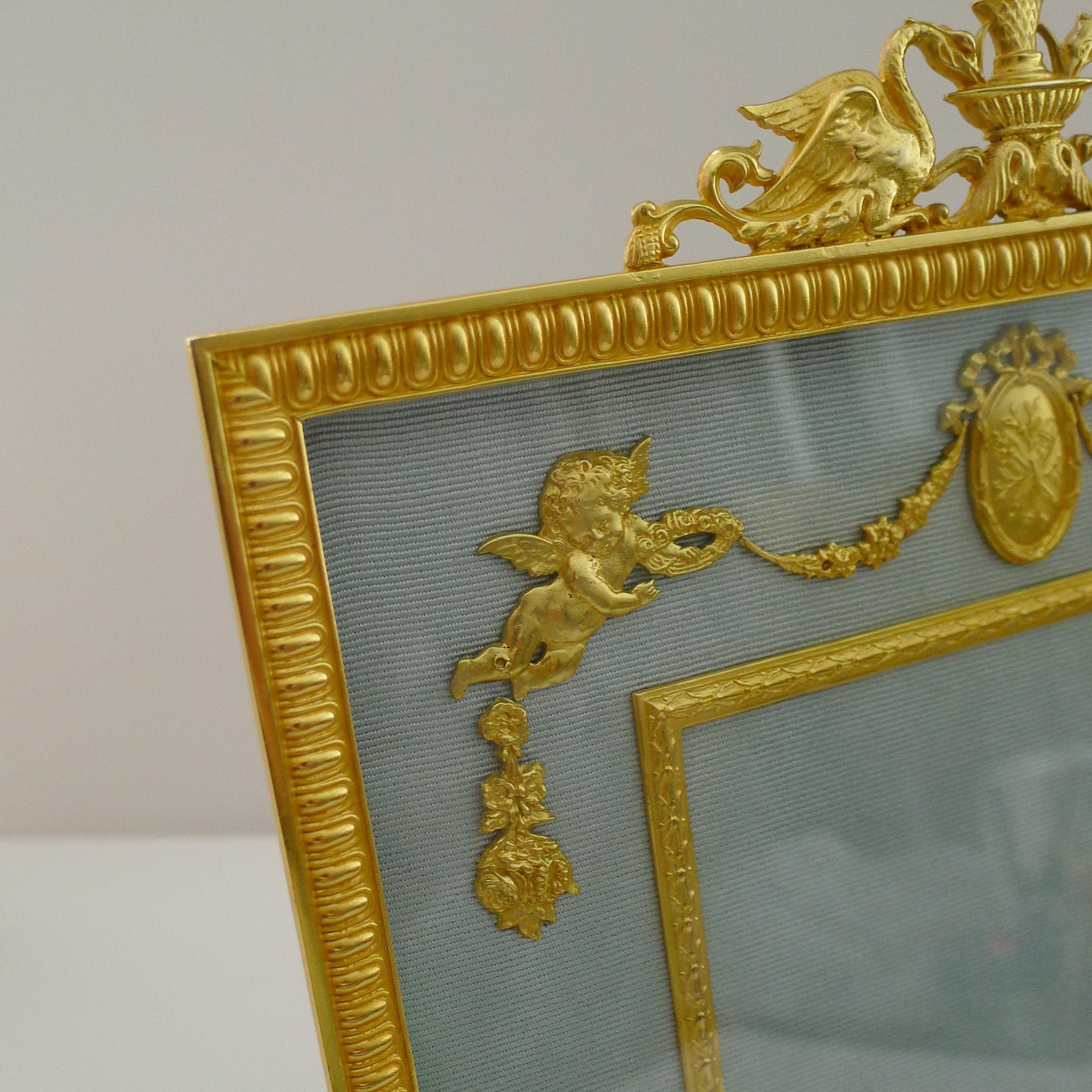 Magnifique grand cadre-photo ancien en bronze doré français - chérubins en vente 3