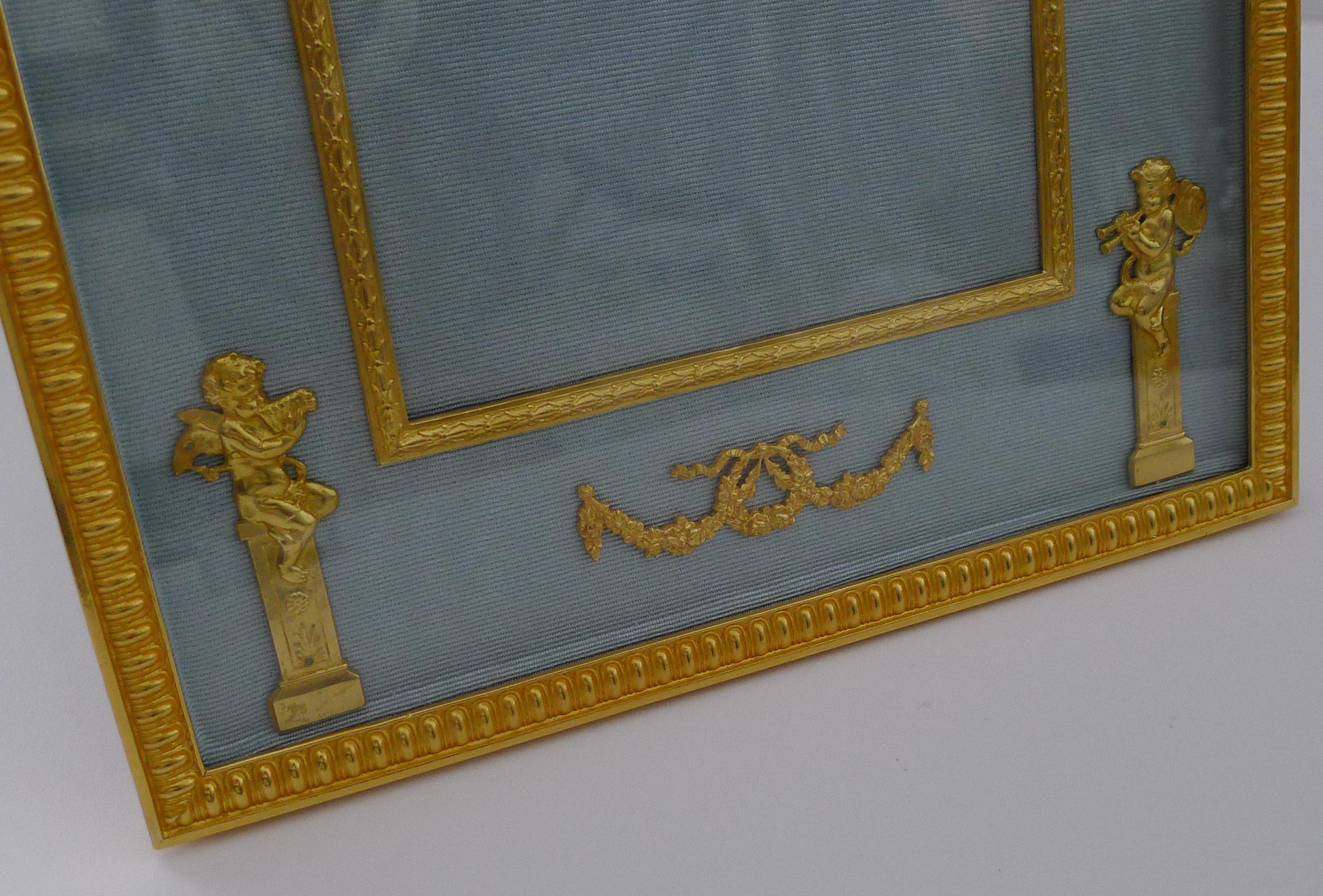 Magnifique grand cadre-photo ancien en bronze doré français - chérubins en vente 4