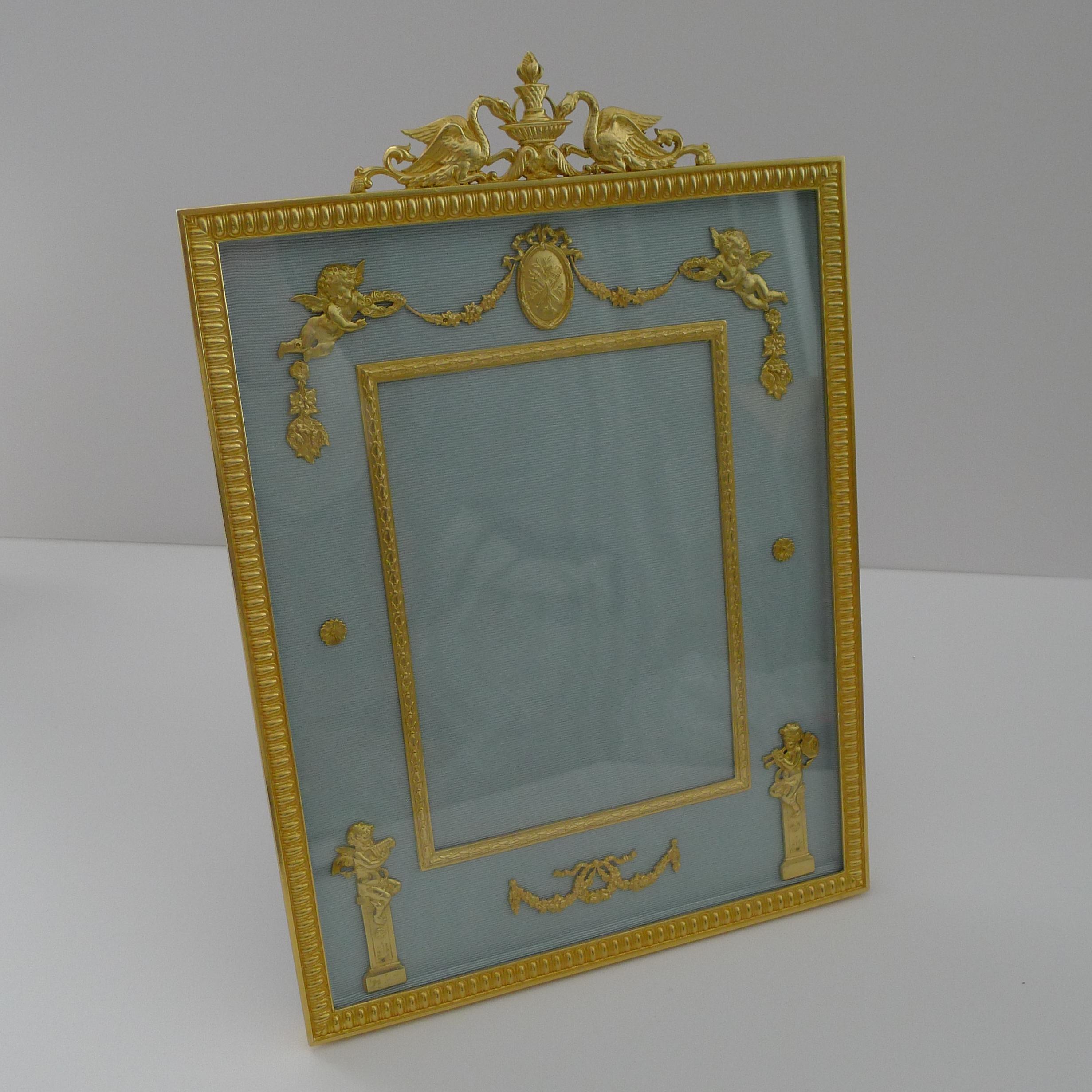 Magnifique grand cadre-photo ancien en bronze doré français - chérubins en vente 5