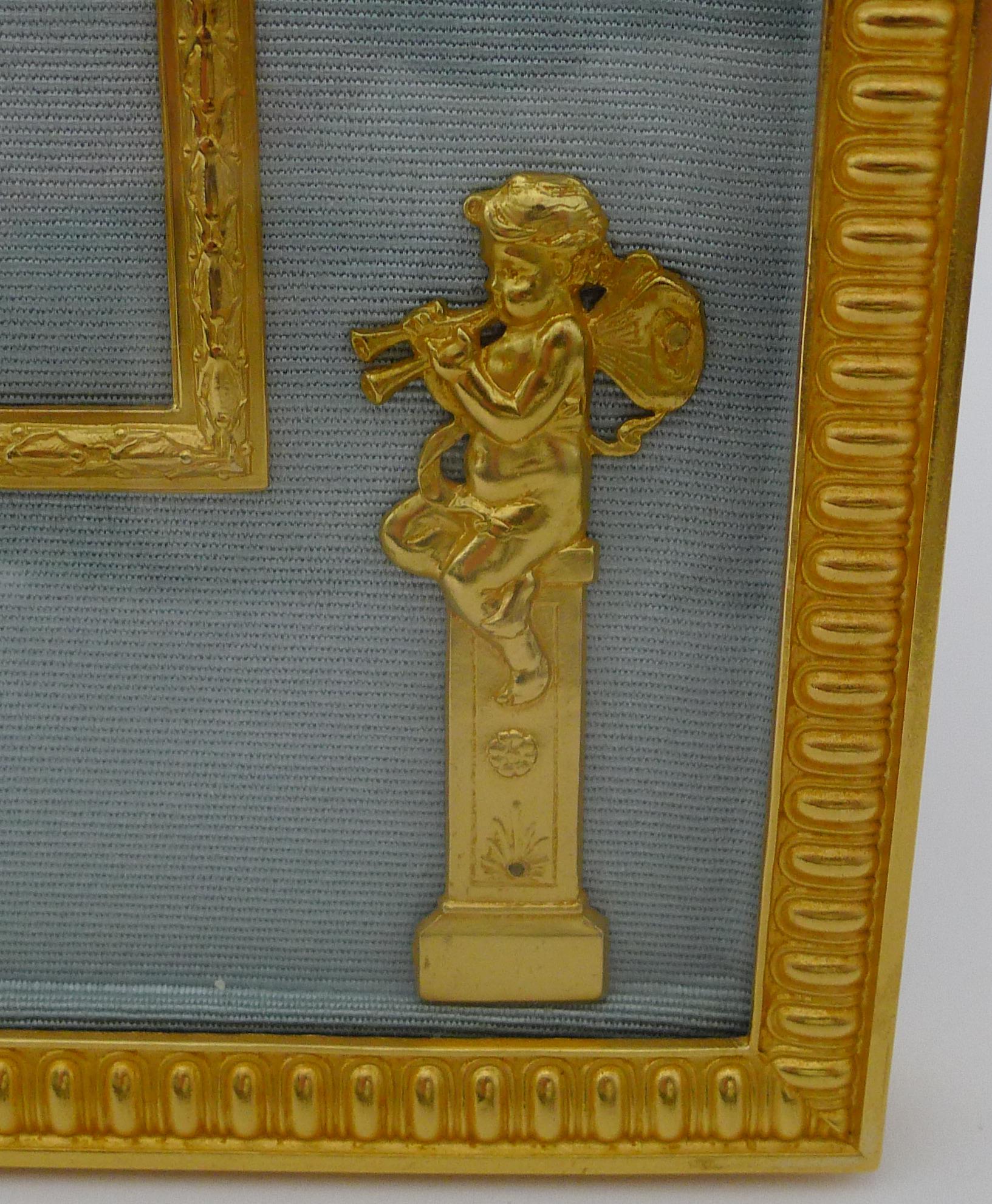Britannique Magnifique grand cadre-photo ancien en bronze doré français - chérubins en vente