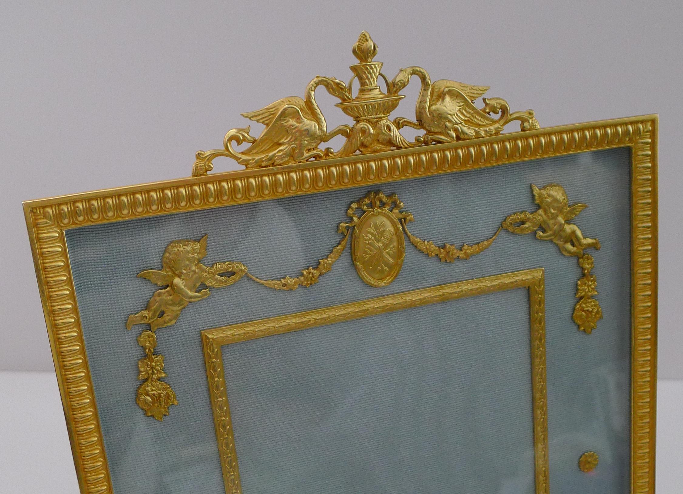 Doré Magnifique grand cadre-photo ancien en bronze doré français - chérubins en vente
