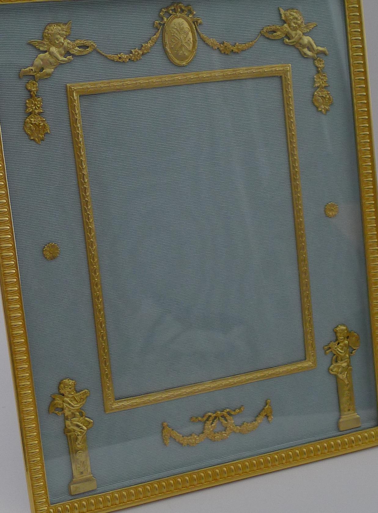 Magnifique grand cadre-photo ancien en bronze doré français - chérubins Excellent état - En vente à Bath, GB