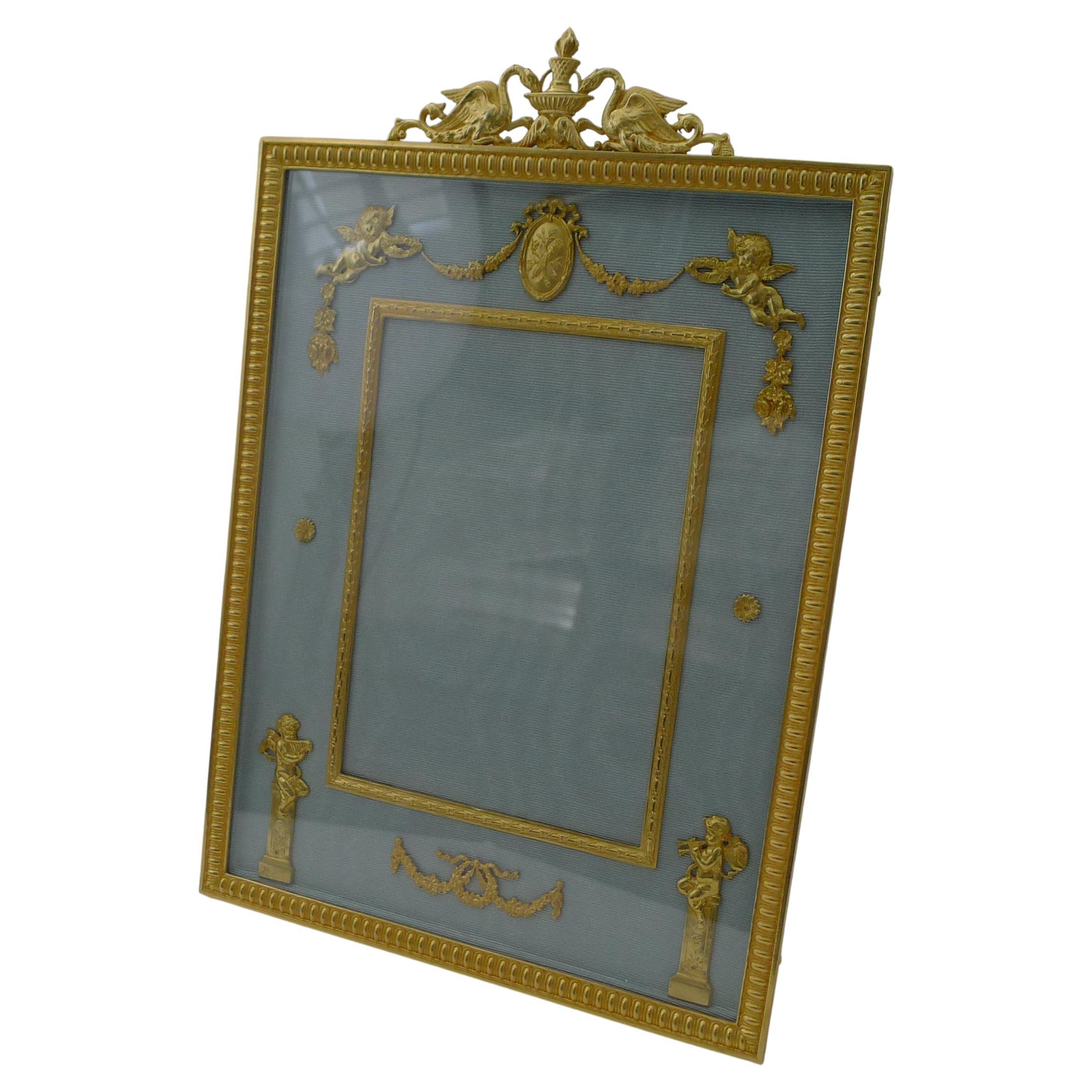 Magnifique grand cadre-photo ancien en bronze doré français - chérubins en vente