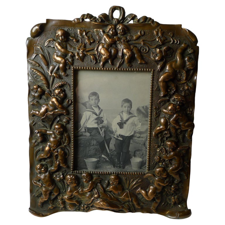Prächtiger großer antiker französischer Foto-/Bilderrahmen um 1900 -  Cherubs im Angebot bei 1stDibs