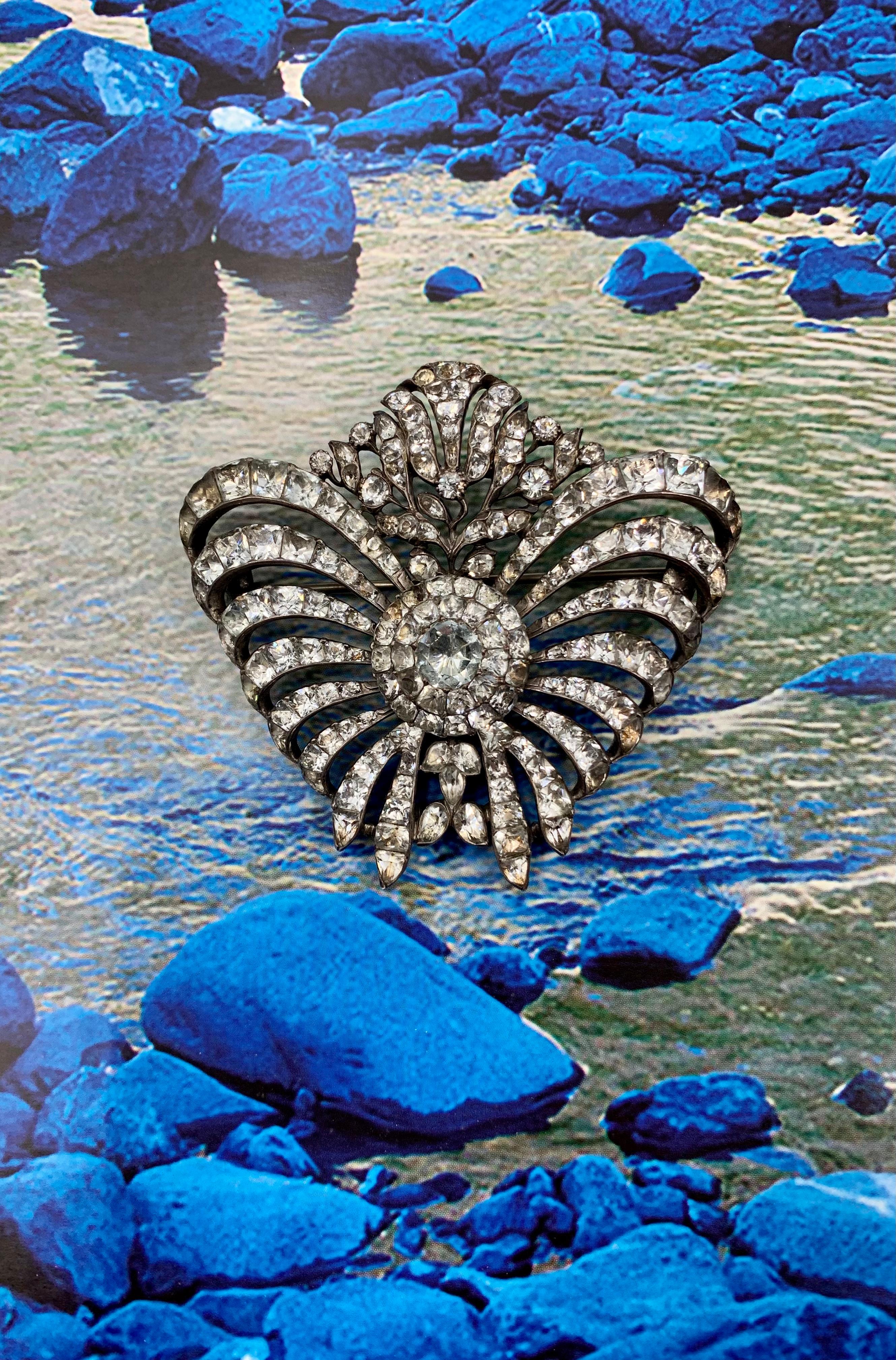 Magnífico broche antiguo del periodo de Regencia georgiano de pasta de puntos negra y adorno de turbante de plata.
Circa 1810
Las piedras talladas y pulidas a mano están engarzadas en un sustancial engaste de plata de finas y generosas proporciones