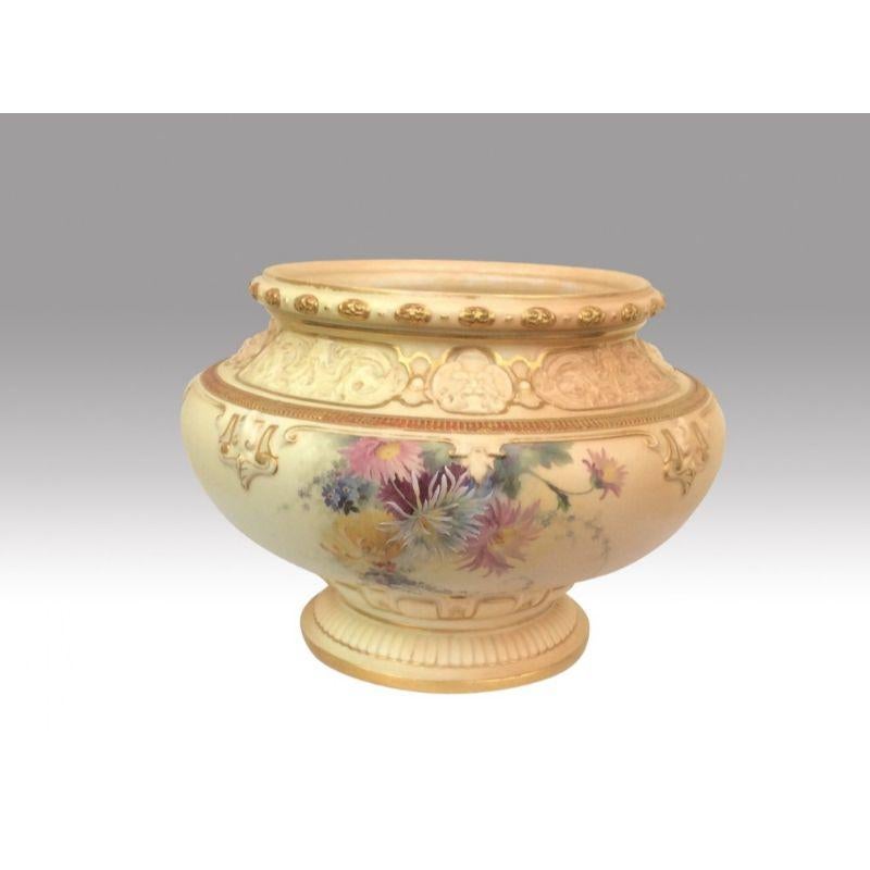 Magnificent Large Antique Royal Worcester Jardiniere hand painted on blush ivory ground dated 1897

Measures: 14.5ins dia x 10ins high
37cm dia x 25.5cm high

Declaration: This item is antique. The date of manufacture has been declared as