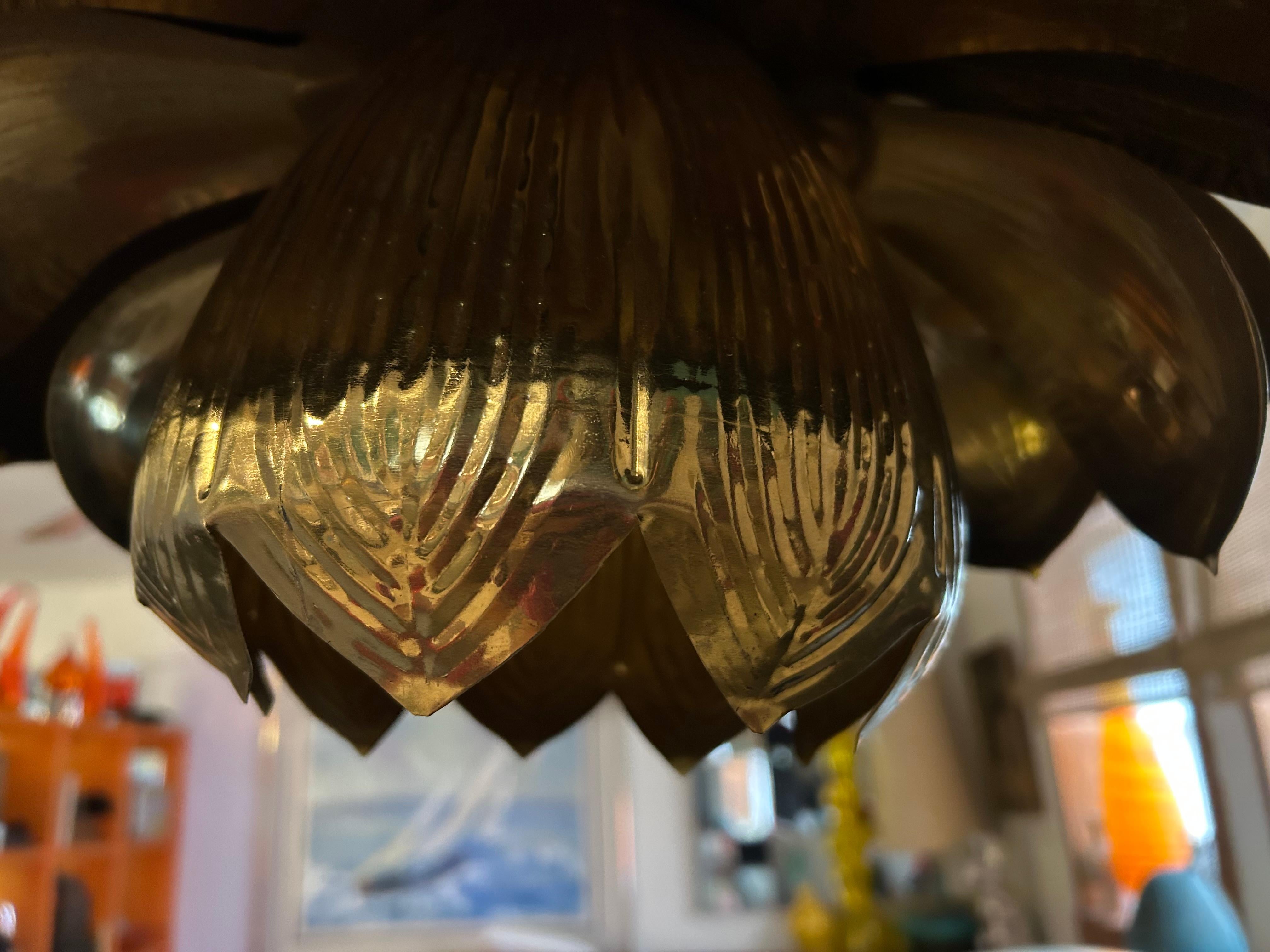  Magnifique lustre en laiton en forme de lotus de la Feldman Lighting Company, Paterson, NJ.  Vers les années 1960.  Cette pièce mesure 12