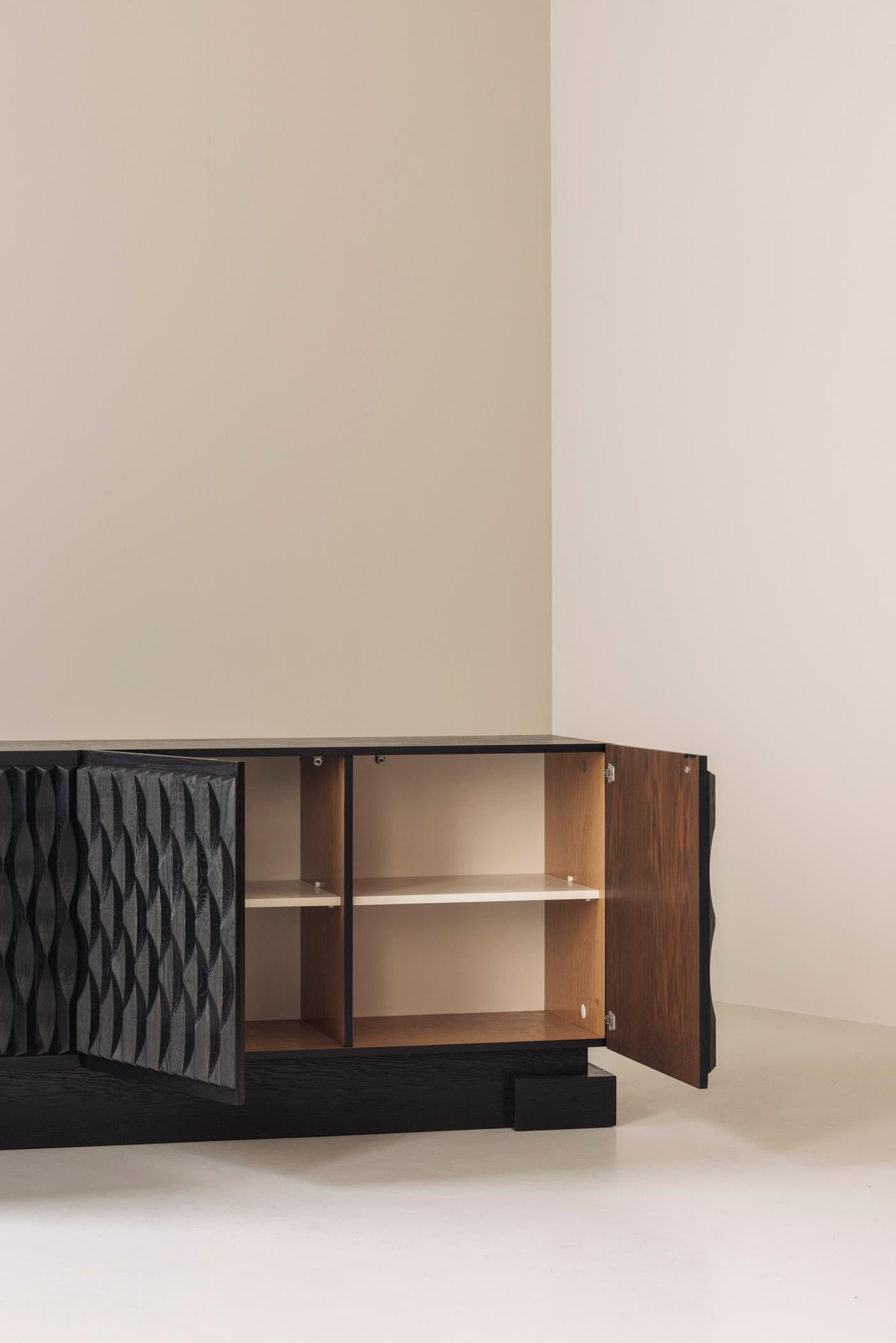Magnificent large brutalist 'Maison Aurora' sideboard in oak from Belgium, 1970s In Good Condition In Antwerp, BE