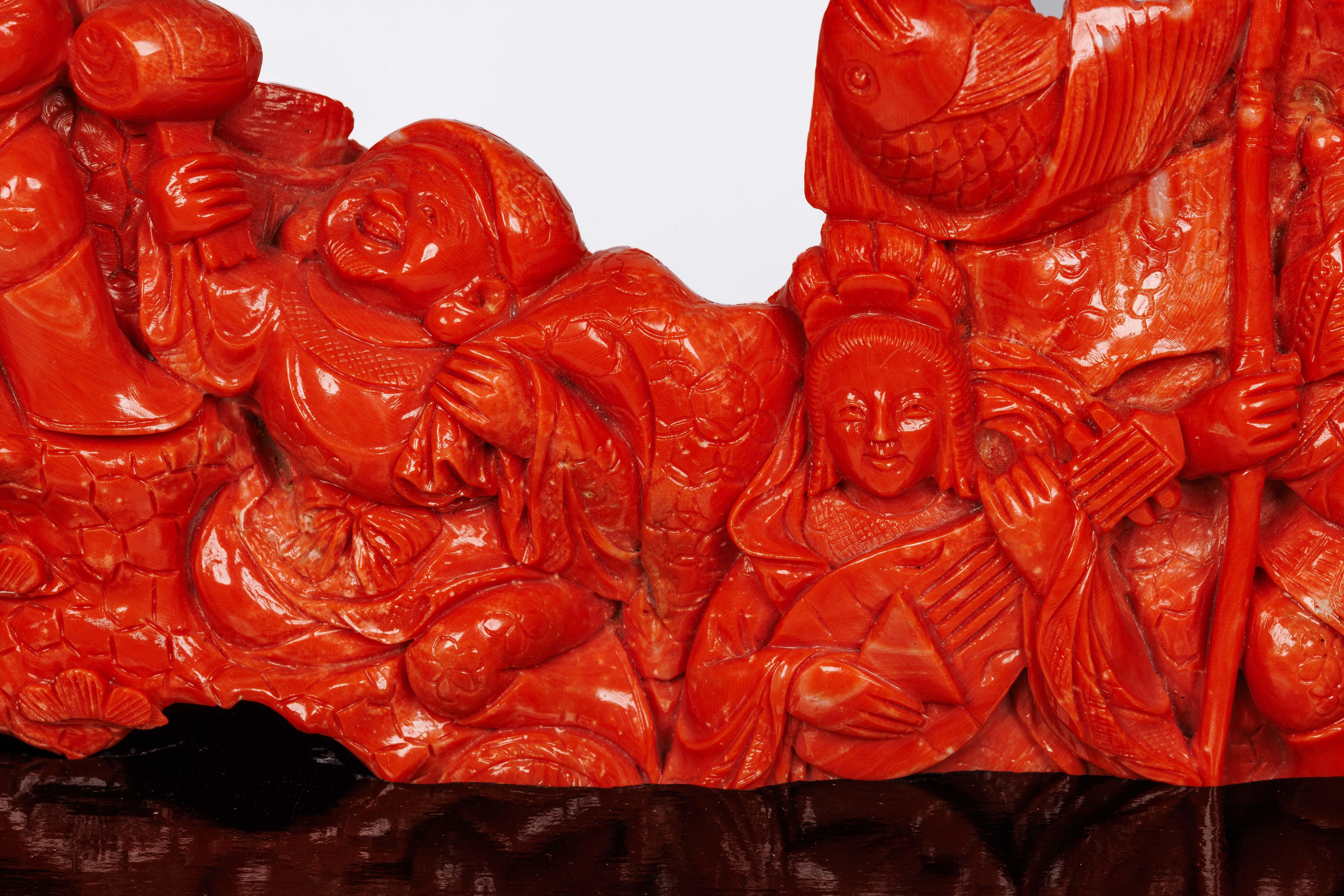 Magnifique groupe figuratif japonais sculpté en corail, sept personnages avec poissons en vente 5
