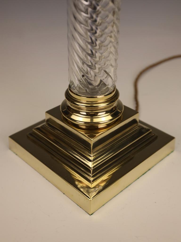 Magnifique grande lampe de table à colonne corinthienne en verre taillé et en spirale en vente 6