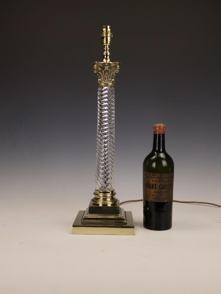 Victorien Magnifique grande lampe de table à colonne corinthienne en verre taillé et en spirale en vente