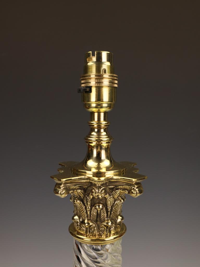 Britannique Magnifique grande lampe de table à colonne corinthienne en verre taillé et en spirale en vente