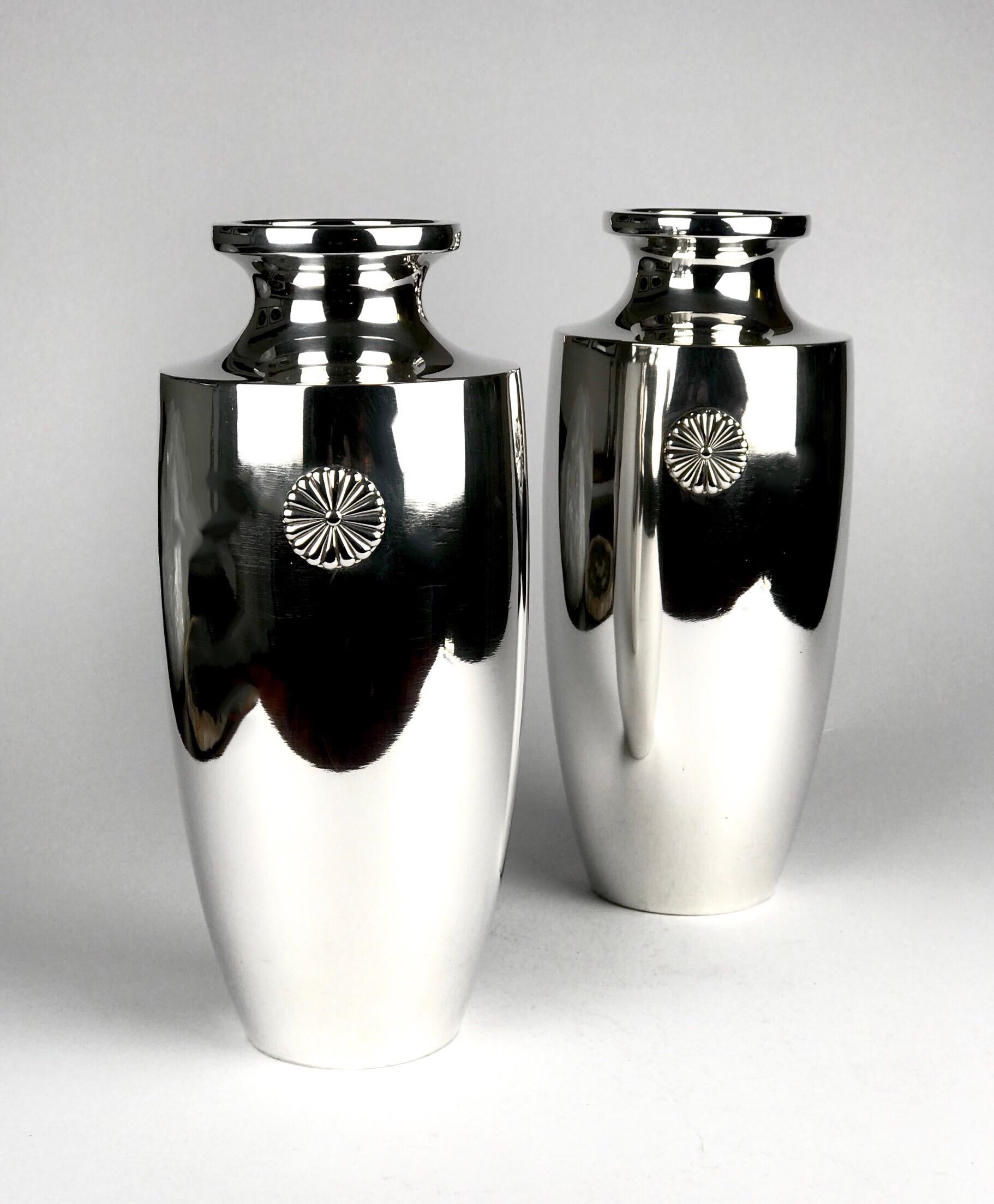 Une paire rare et magnifique de vases impériaux japonais de la période Meiji en argent pur. Cette paire de vases impériaux est en argent pur et est marquée à la base du poinçon de Jung.
L'unique fleur de chrysanthème à 18 pétales est la marque de